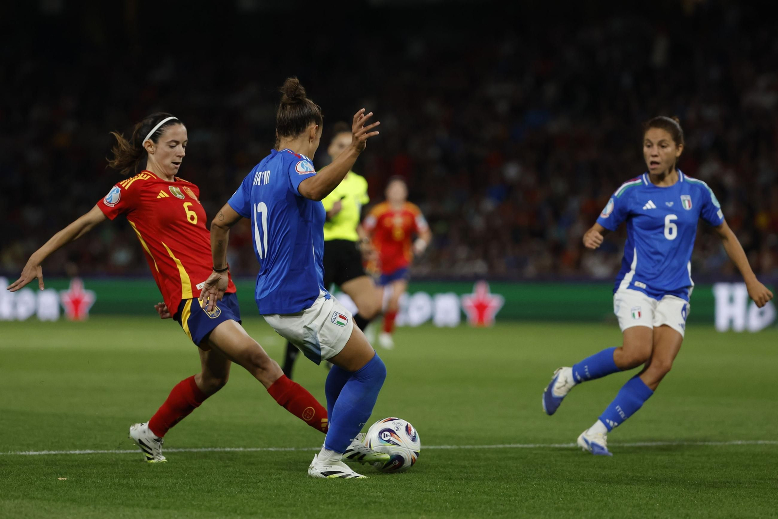 Las fotos del Italia - España de la Eurocopa femenina