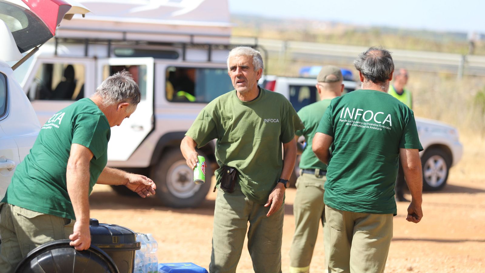 Efectivos del Infoca durante uno de los descansos.