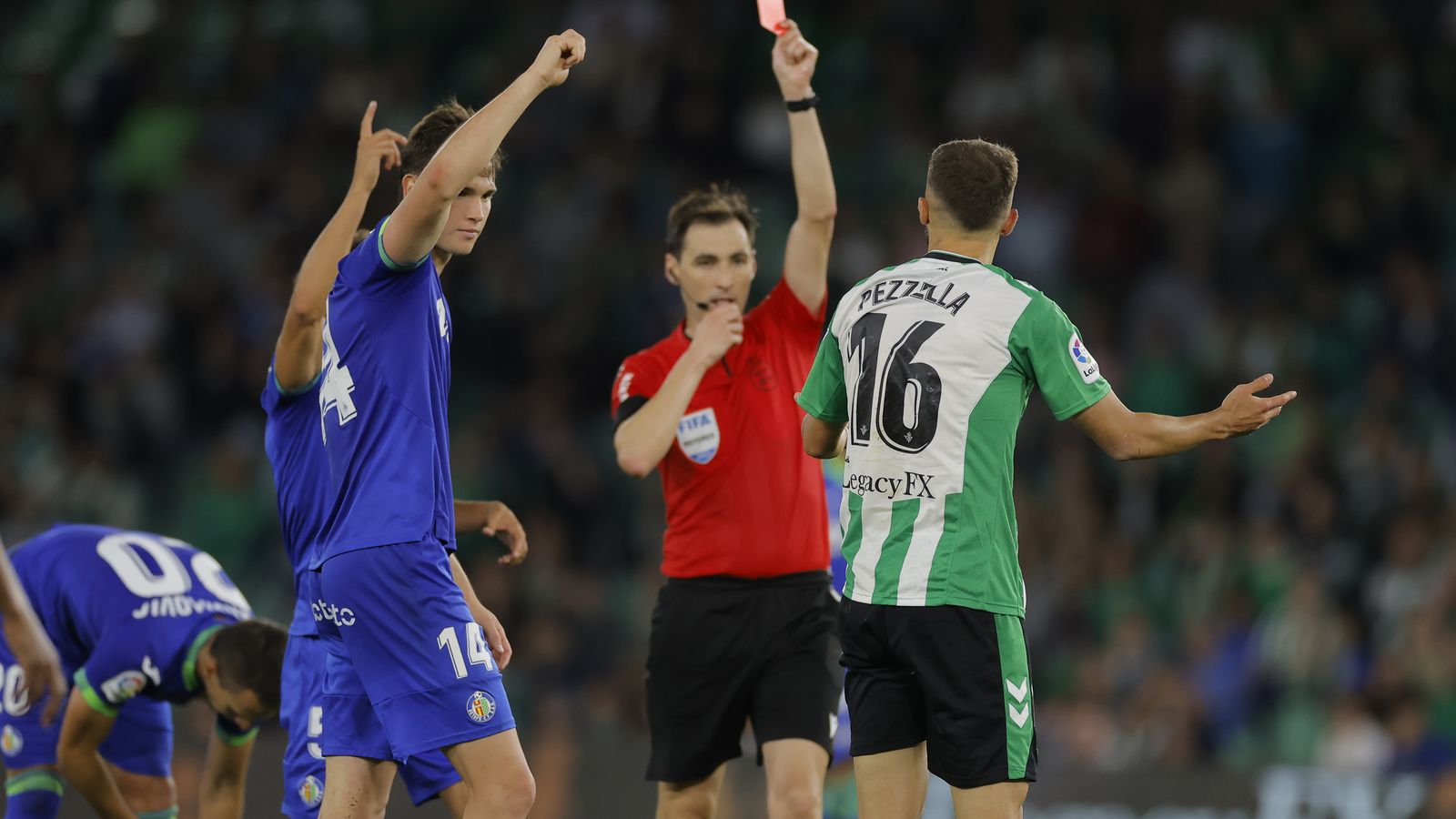 De Burgos Bengoetxea le muestra la tarjeta roja a Pezzella.