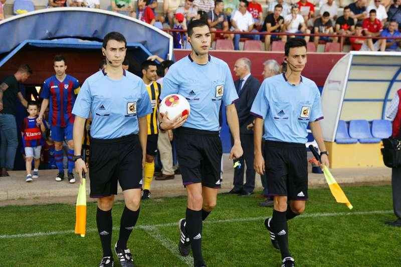 Salvador Lax Franco, con el balón, junto a dos auxiliares