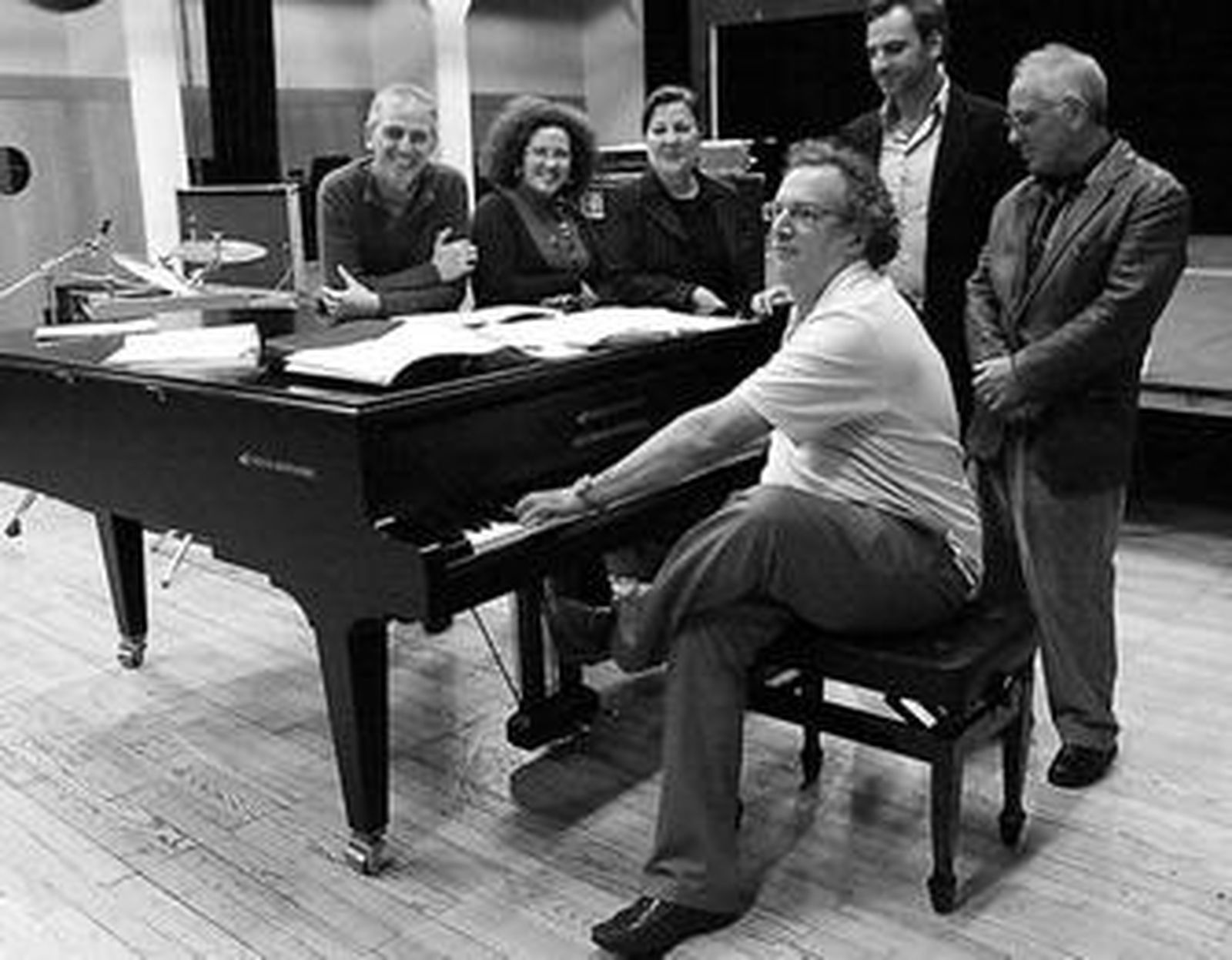 Gámez, Mur, Linares, Halffter y Ripoll, junto a Uri Caine (sentado al piano), ayer en el Maestranza.