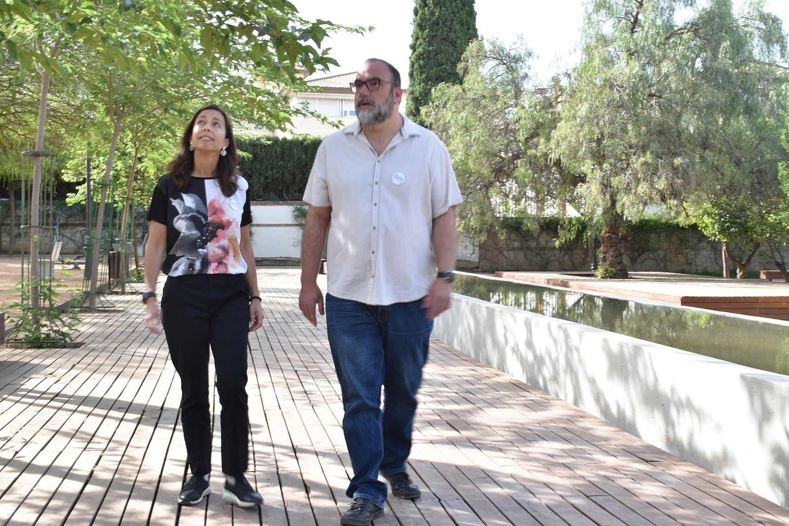 Los candidatos de Granada Unida, Paco Puentedura y Mayte Olalla, dan un paseo por el Parque Zen del Realejo