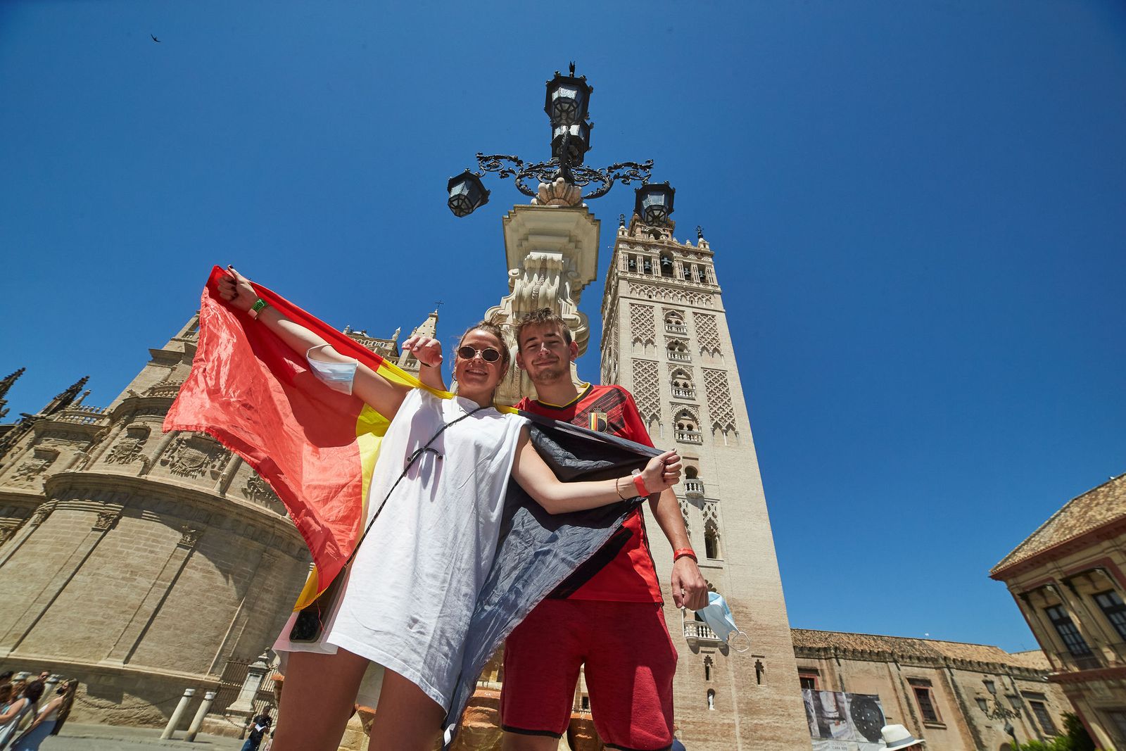 Imágenes de la convivencia entre belgas y portugueses por las calles de Sevilla.