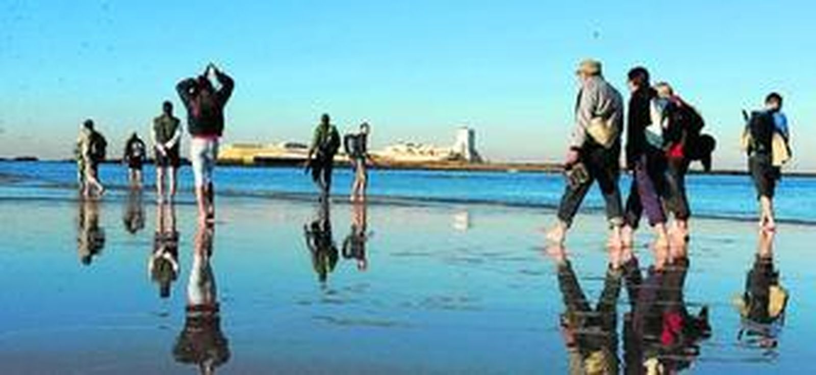 Vista del castillo de Sancti Petri desde la playa de Camposoto.
