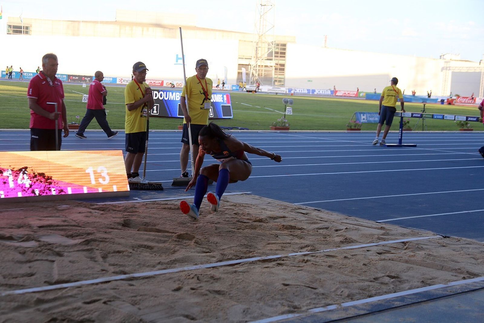 Varios voluntarios, durante una reciente celebración de la prueba onubense.