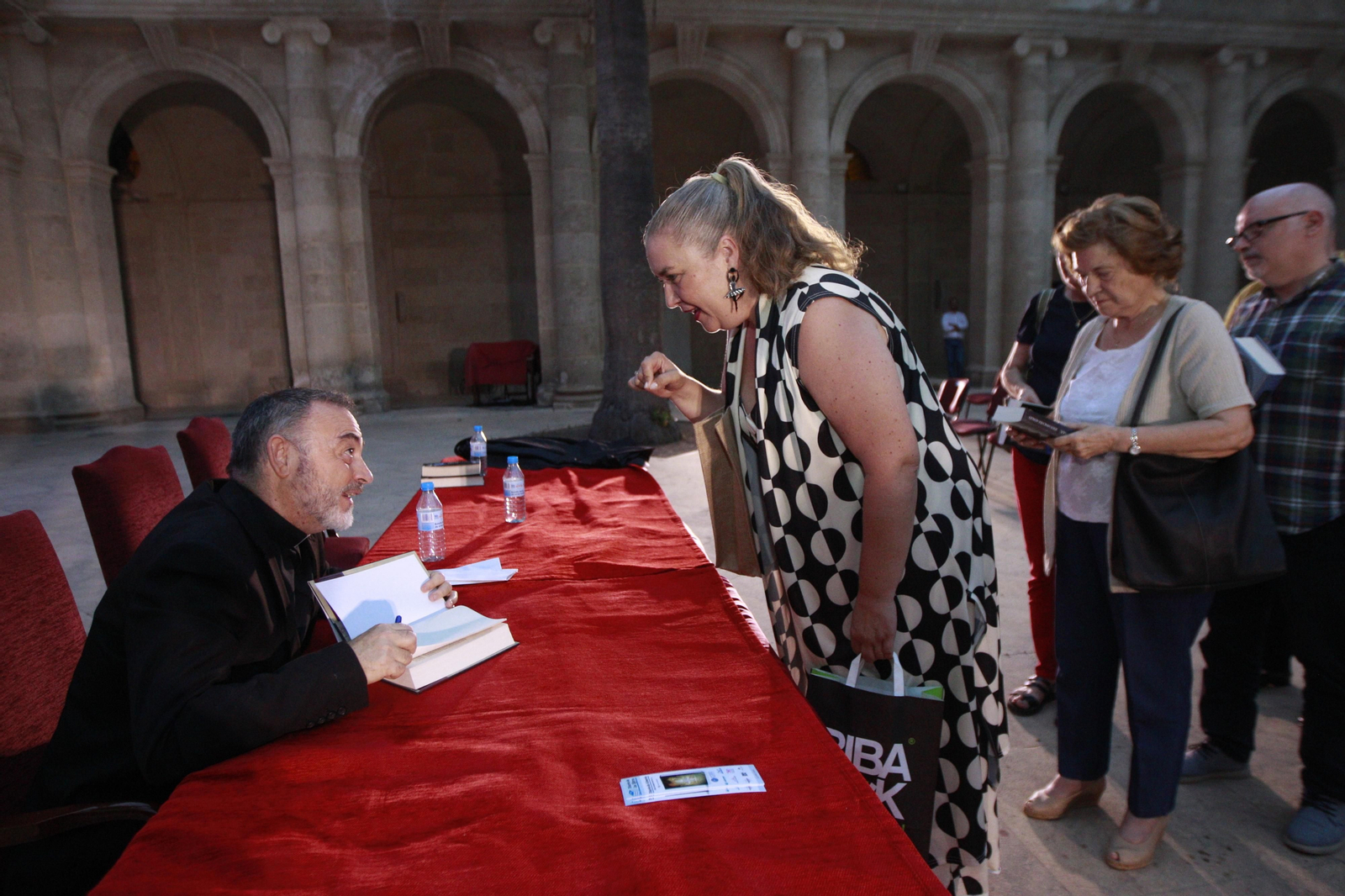 El escritor Jesús Sánchez Adalid, protagonista de Diario de los Libros, en la Catedral de Almería