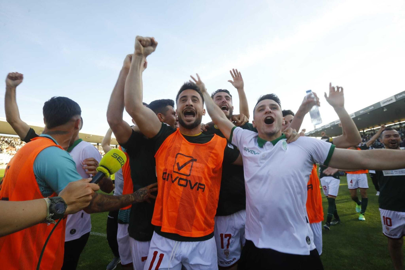 Las imágenes de la celebración del ascenso del Córdoba CF en pleno partido en Mérida