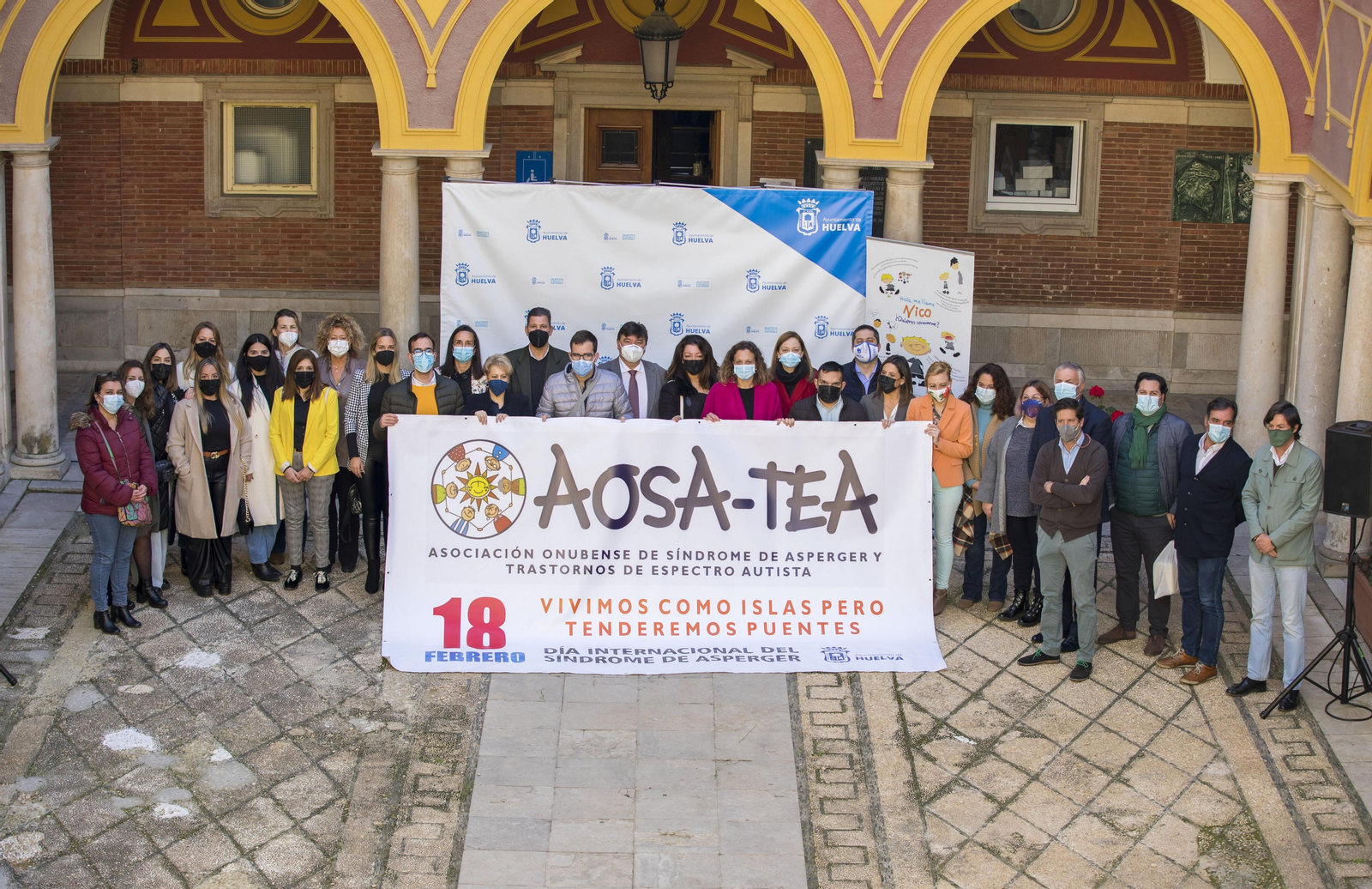 Conmemoración del Día del Asperger en el patio del Ayuntamiento de Huelva.