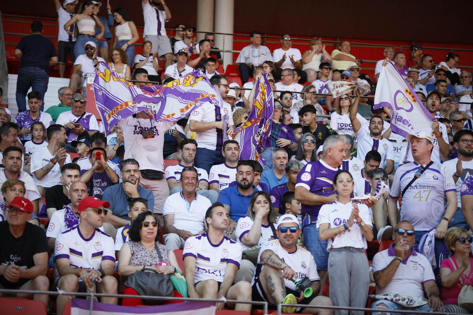 La afición lagarta tiñe de blanco y morado el Power Horse Stadium, en imágenes La afición lagarta tiñe de blanco y morado el Power Horse Stadium, en imágenes