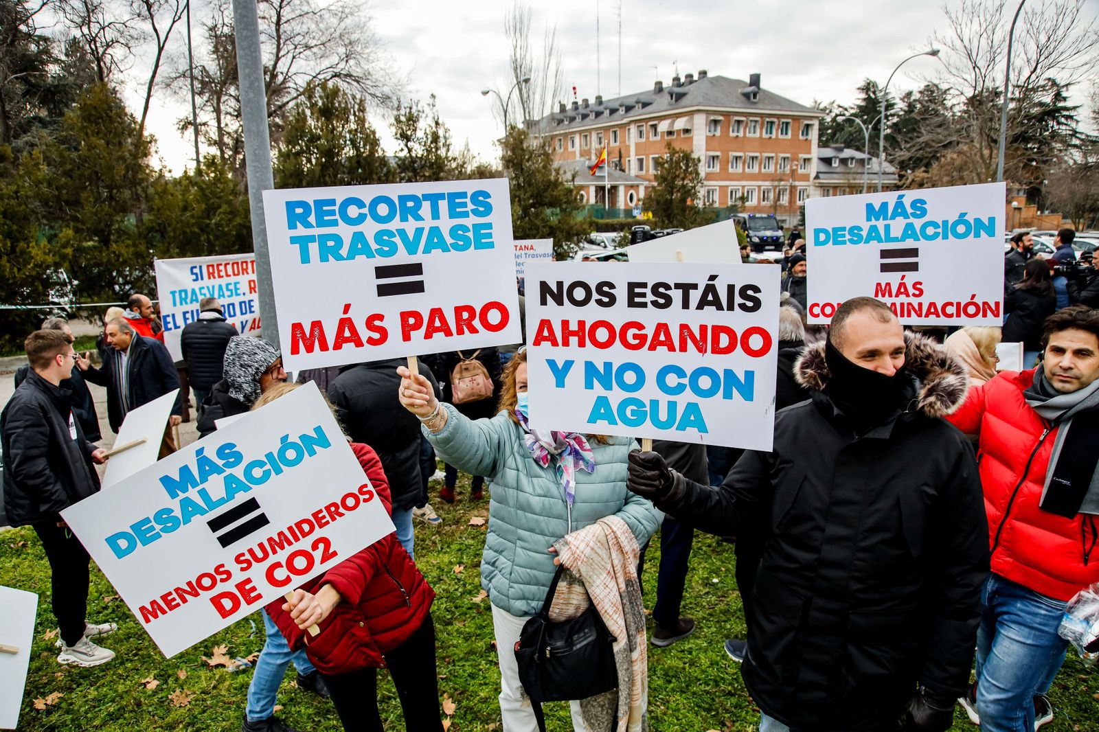 Los regantes no se rinden, así se han concentrado ante la Moncloa