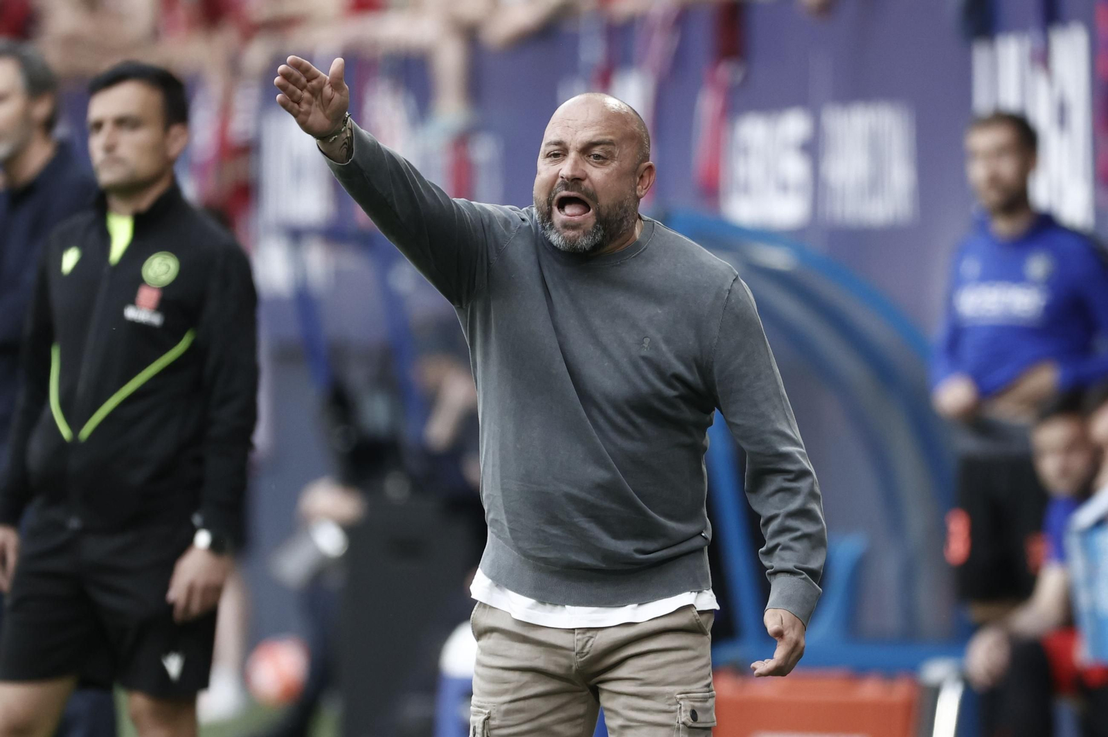 Manolo González, técnico del Espanyol, da instrucciones a sus jugadores en un encuentro de la presente temporada.