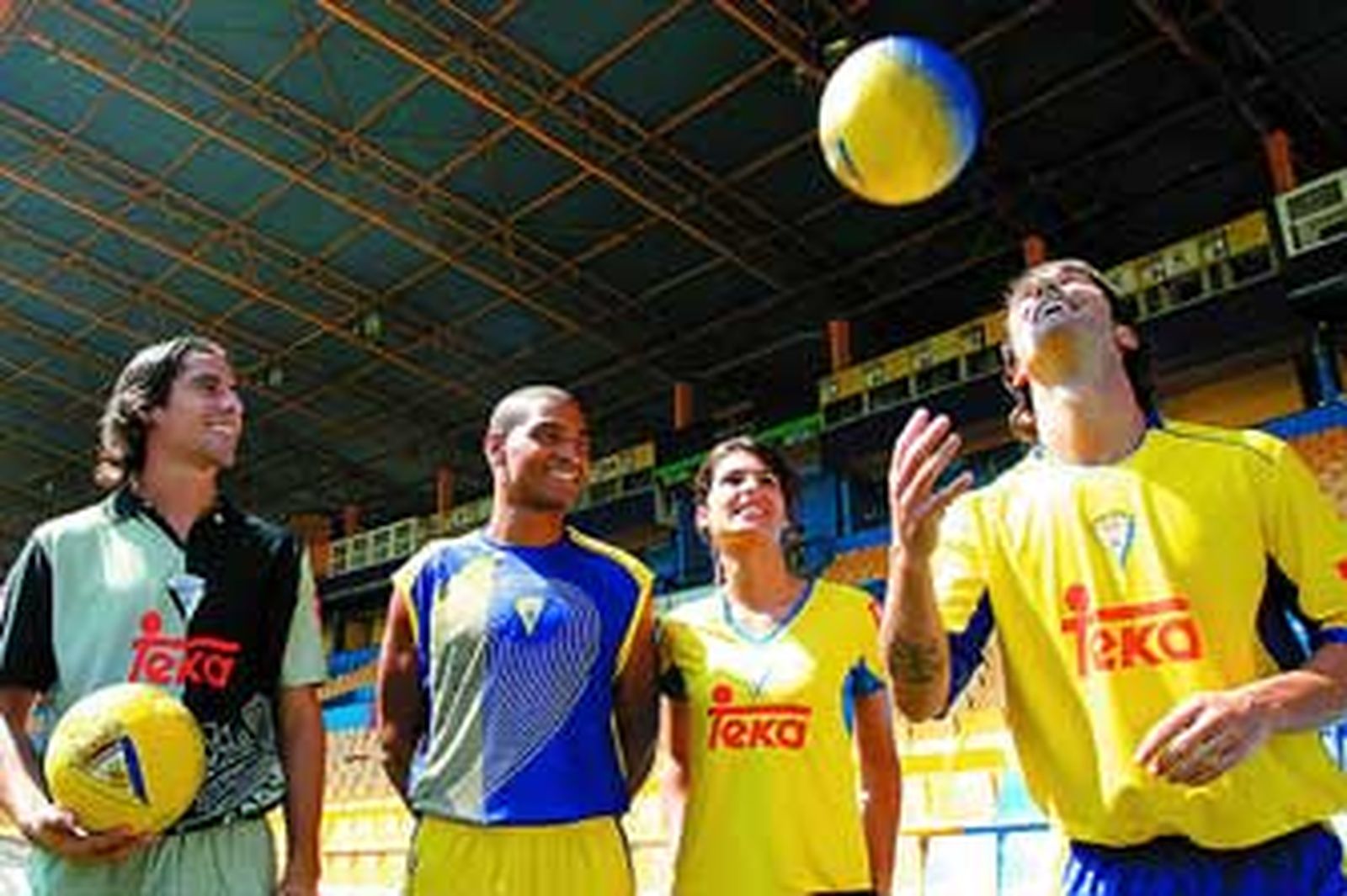De izquierda a derecha, Gastón, Yago y Paz, junto a una mujer, en la presentación de las camisetas de la 2007/08. /Julio González