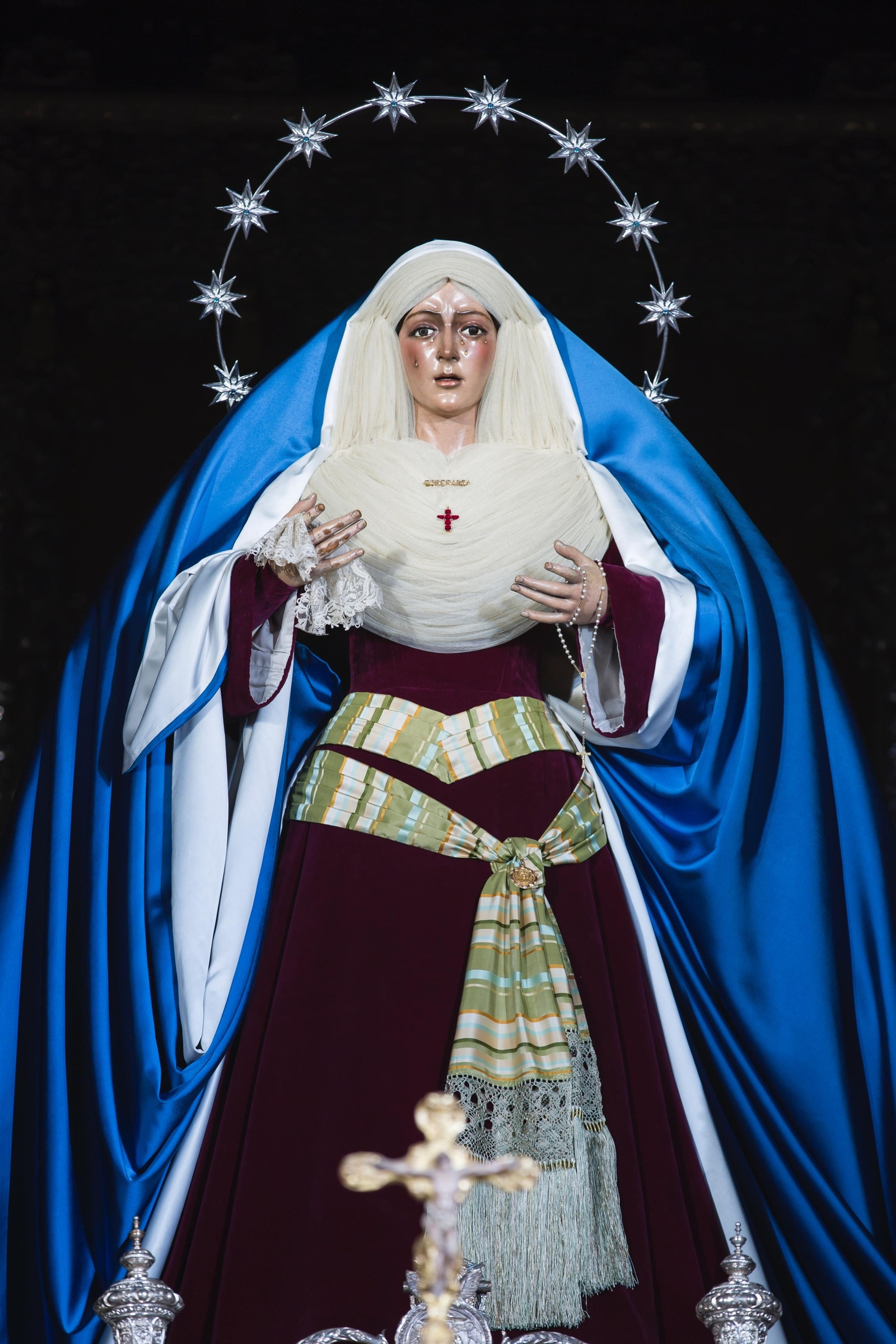 La Macarena vestida por Lozano