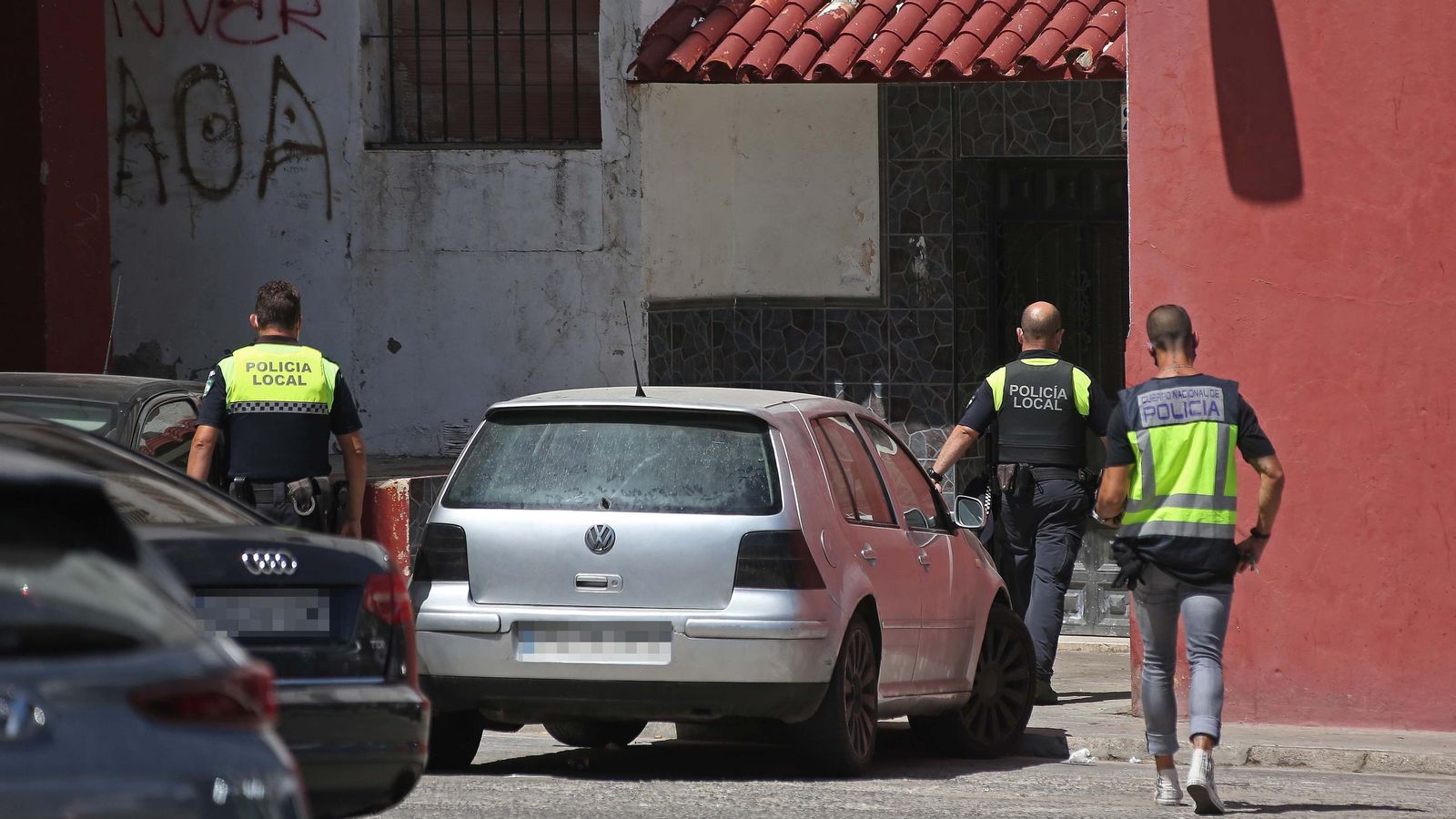 Policías nacionales y locales acceden a una vivienda en El Saladillo.