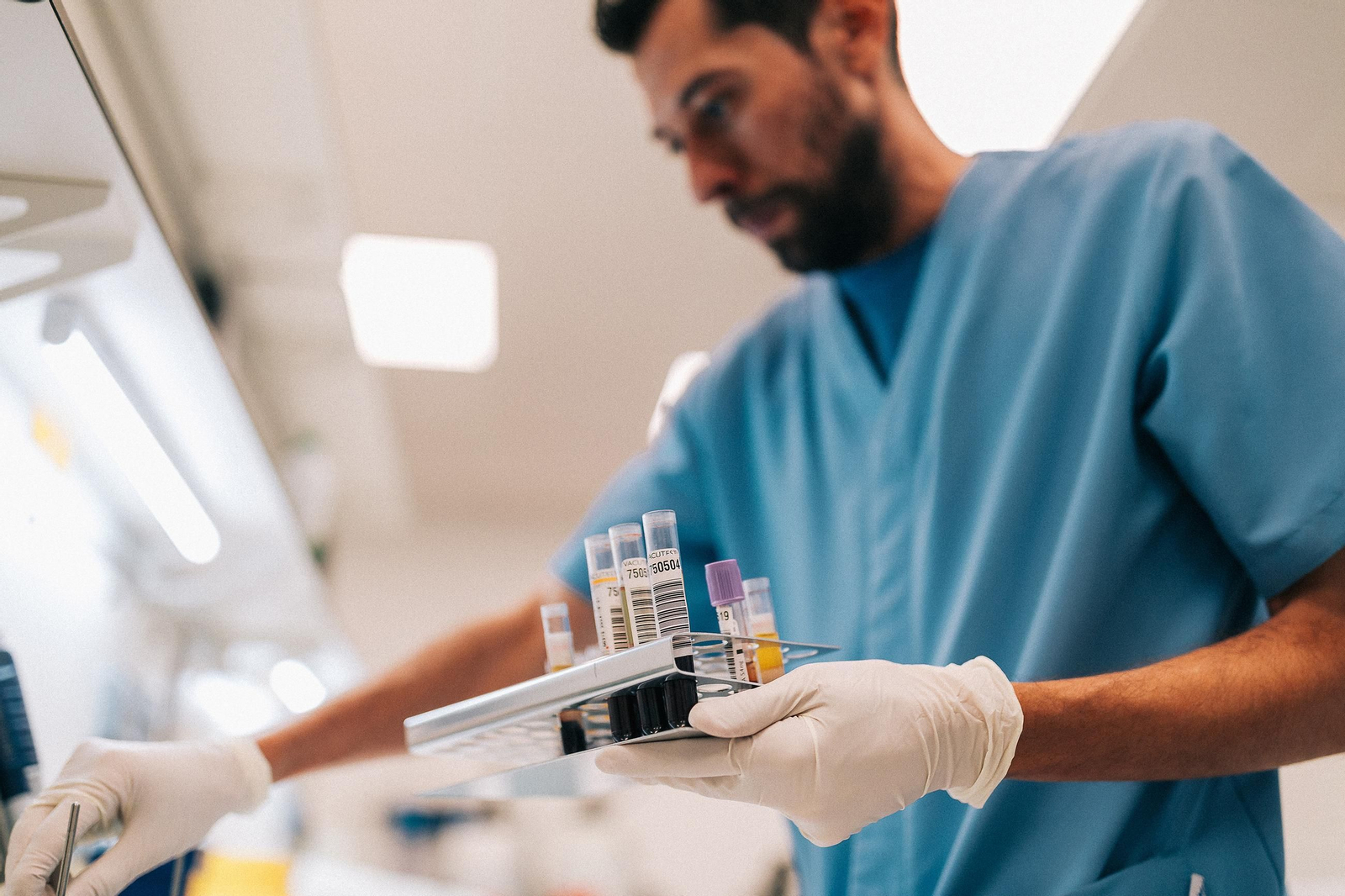 Trabjos en el laboratorio de Biomedal, donde se ha desarrollado la investigación.