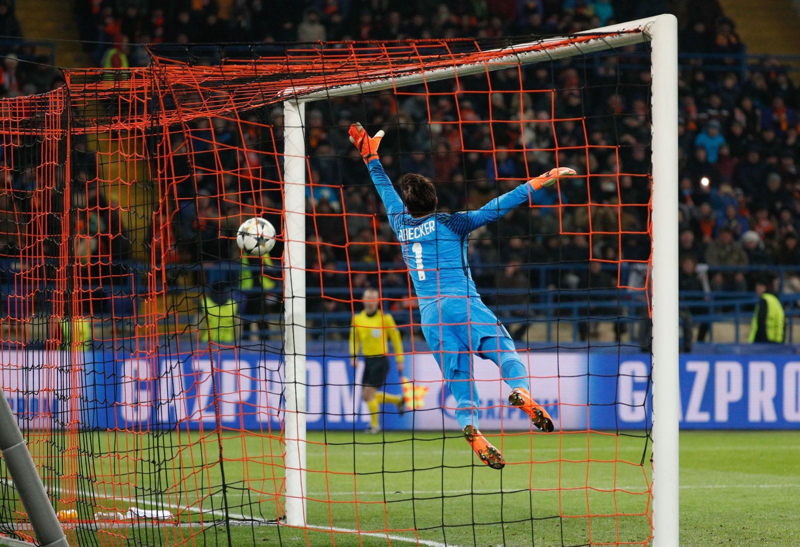 Alisson, pese a una gran estirada, no puede evitar que el lanzamiento de Fred acabe en el fondo de la portería.