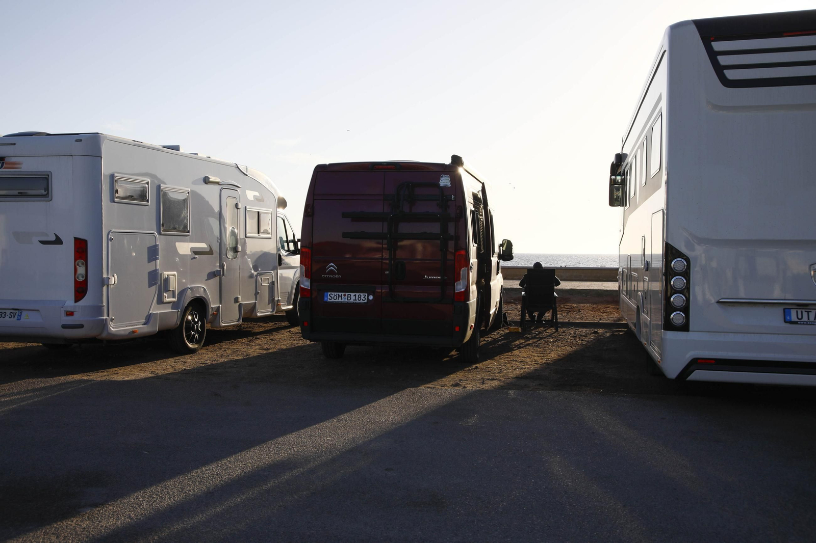 Autocaravanas estacionadas en la playa de Cabo de Gata, en imágenes