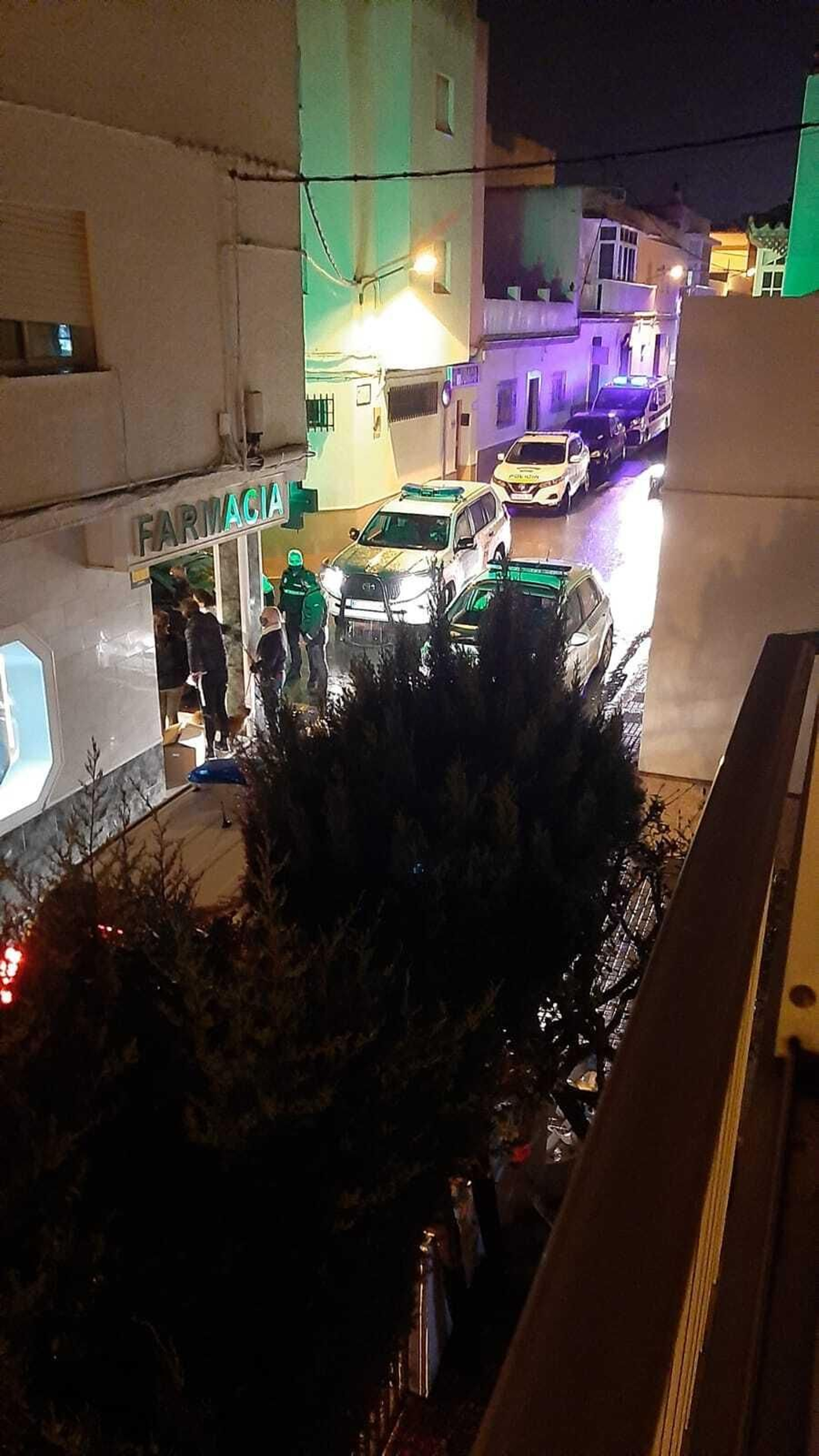 Guardia Civil y Policía Local en el establecimiento asaltado, situado en la calle México.