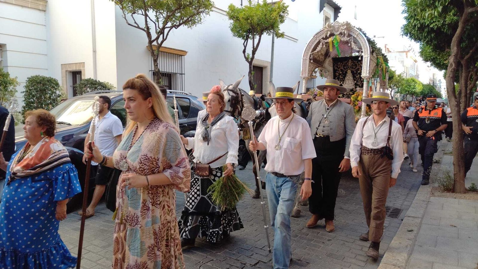 Una imagen de los rocieros portuenses en la calle Larga.