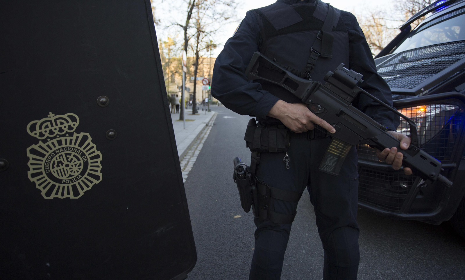 Patrulla antiterrorista en la calle La Rábida.