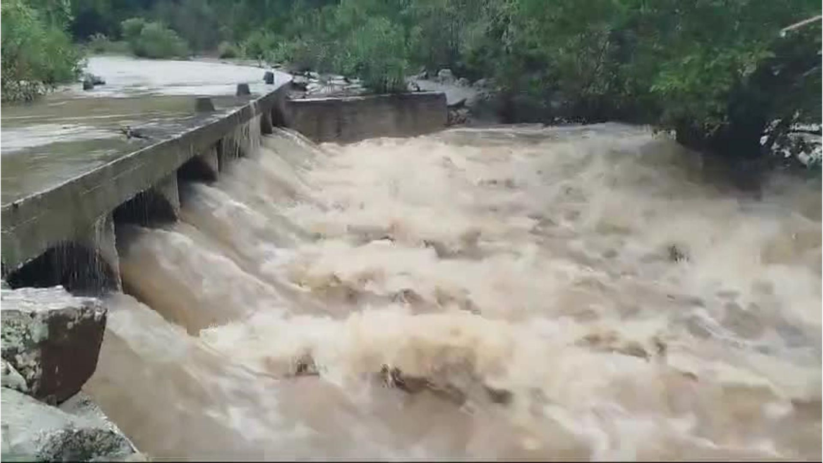 El arroyo de Los Garlitos, con un buen caudal que desemboca en el embalse de Charco Redondo.