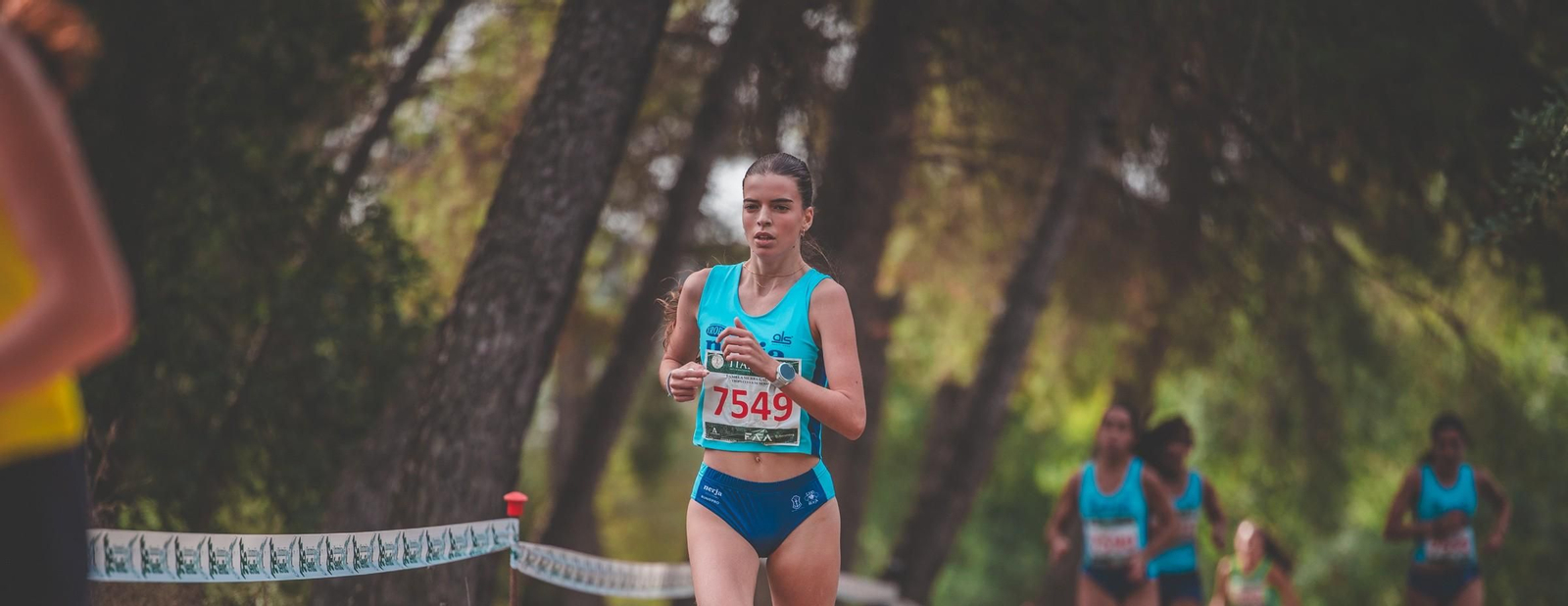 Una imagen de la carrera Sub 20 entre árboles en Itálica.