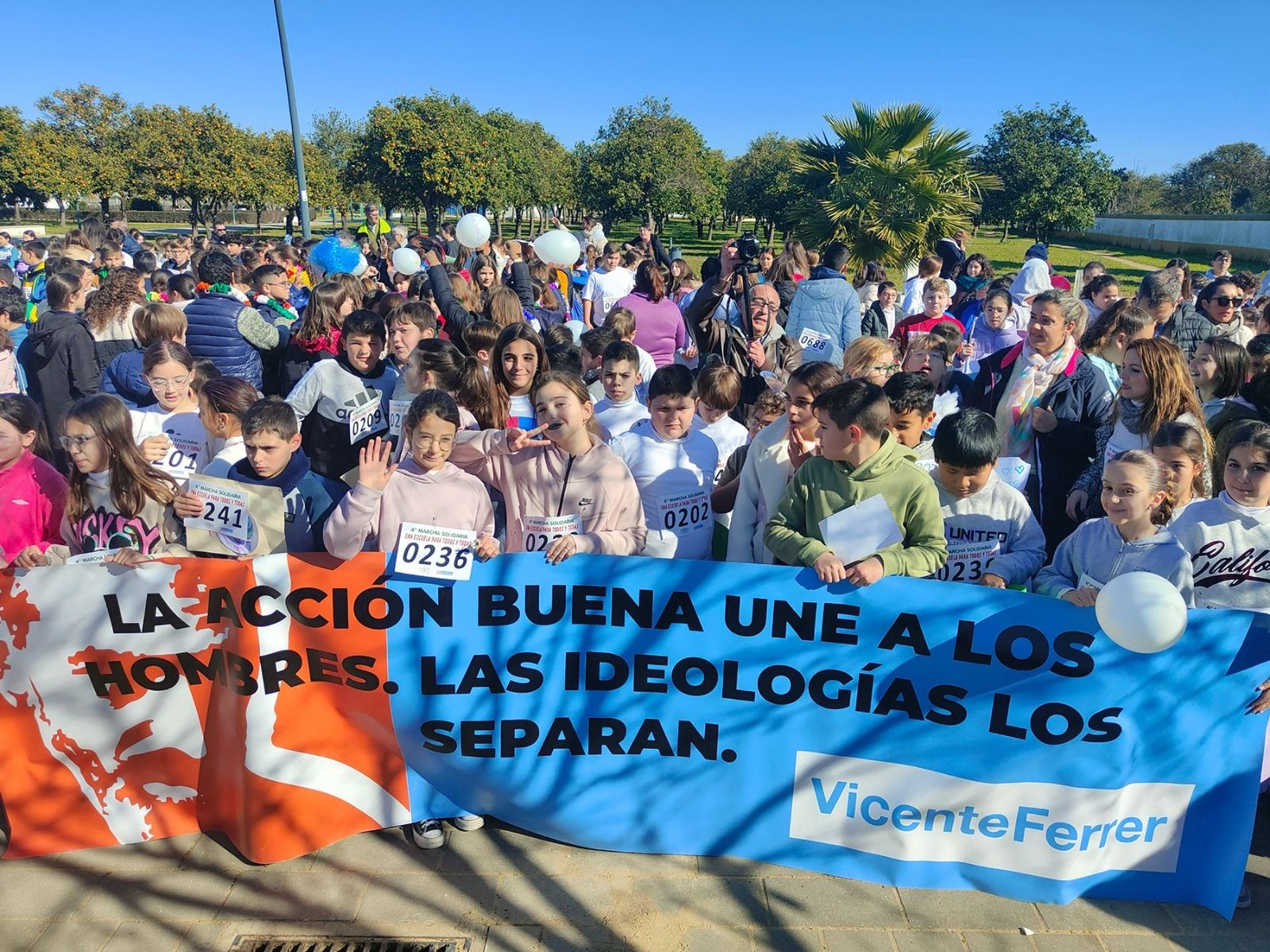 Más de 600 escolares marchan por las calles de Utrera en solidaridad con la Fundación Vicente Ferrer