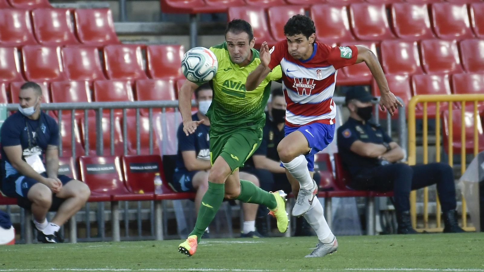 Vallejo se impone por velocidad a Kike García, que cuajó un gran encuentro.