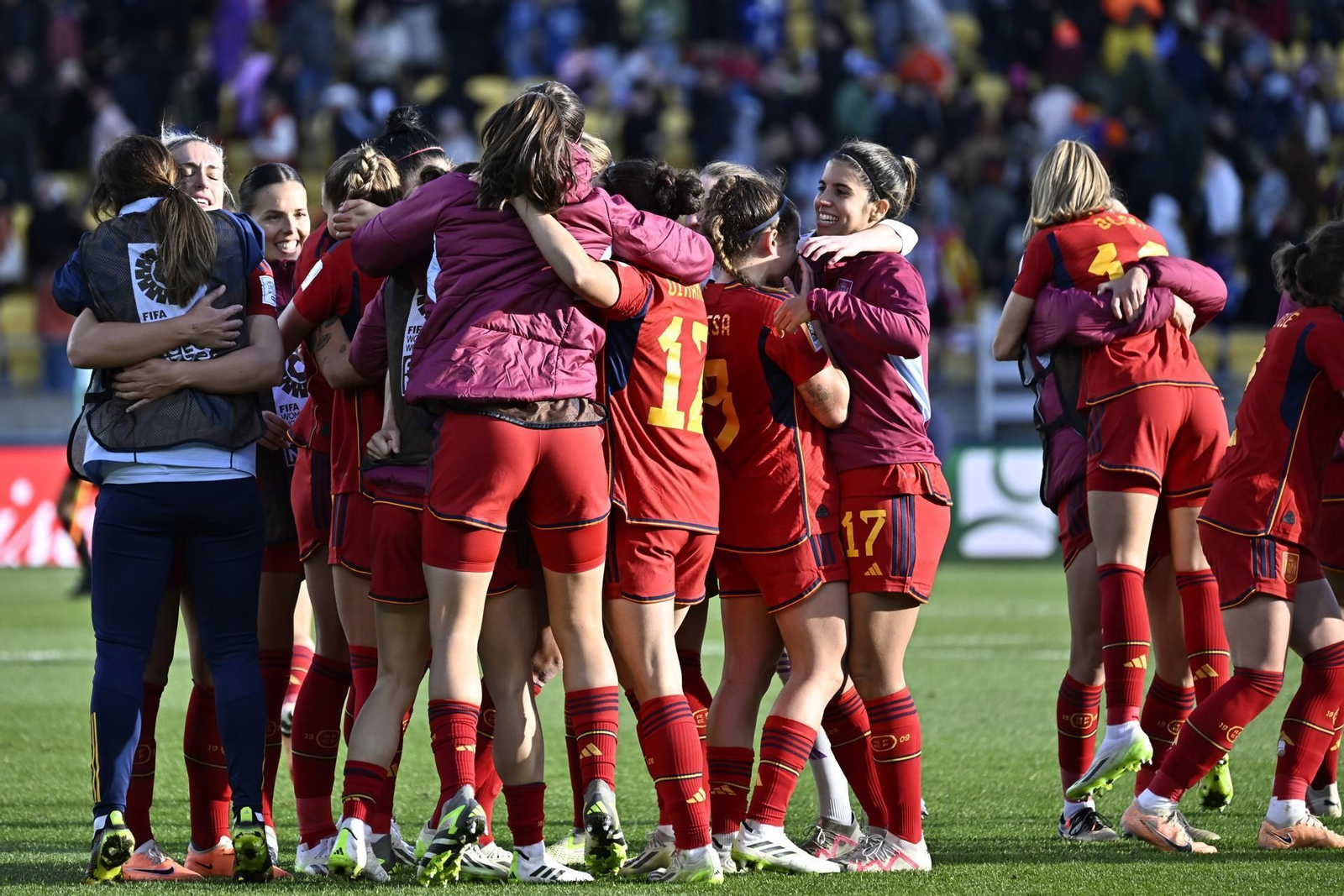 Las jugadoras españolas celebran su histórico pase a las semifinales al final del partido.