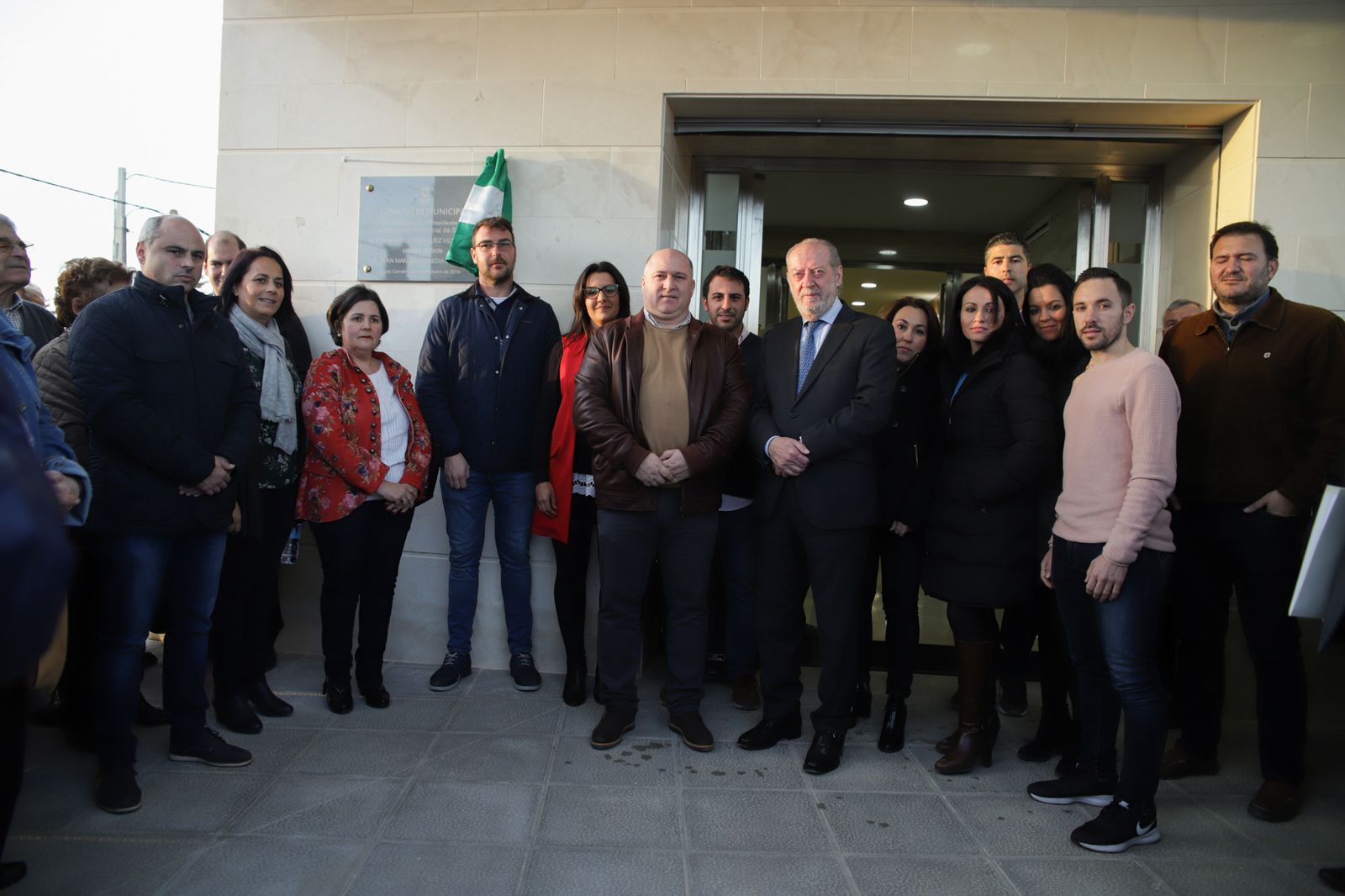 El presidente de la Diputación, en el centro, con el alcalde de Los Corrales durante su visita al nuevo tanatorio.