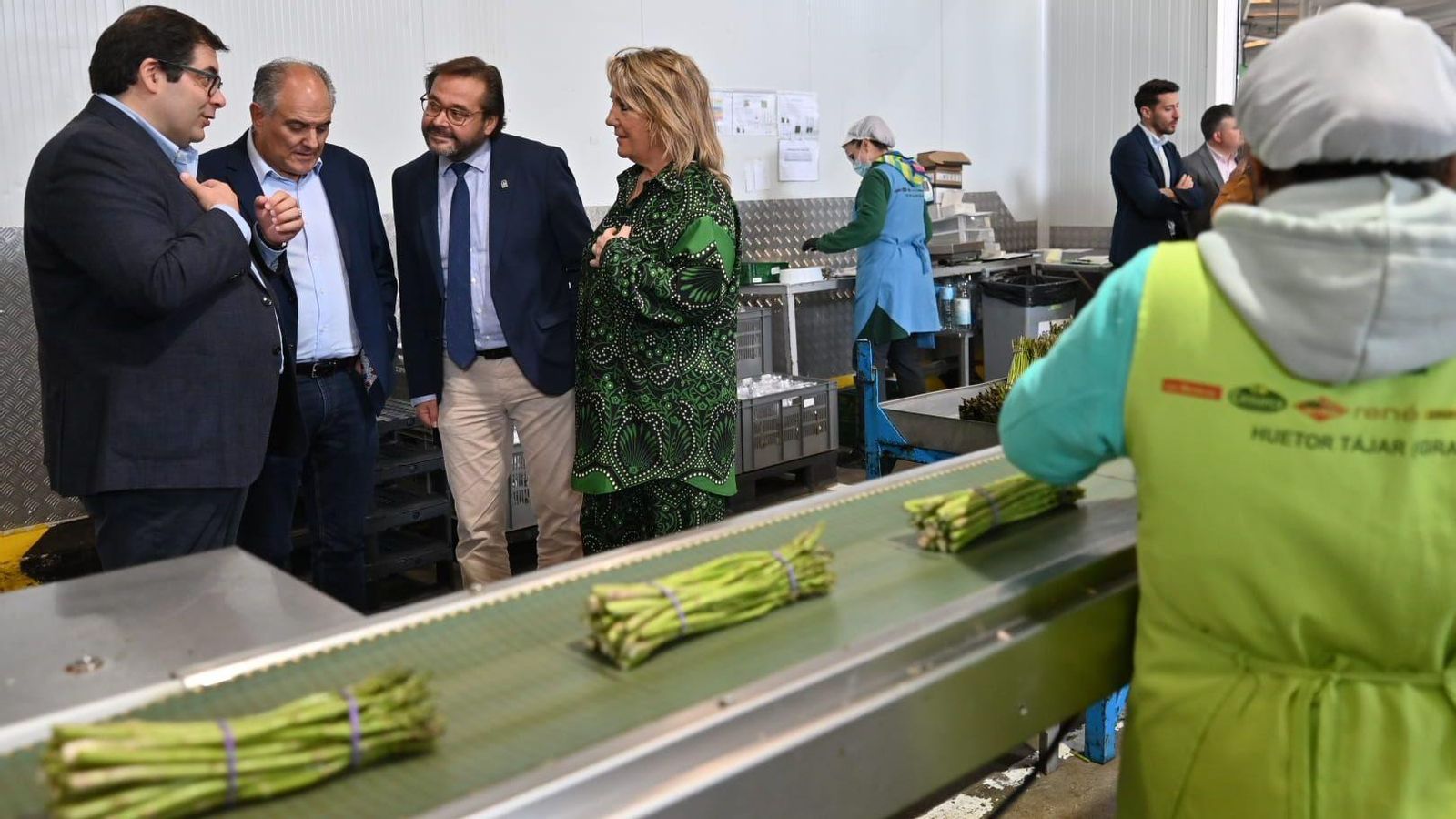El delegado Antonio Granados visita la cooperativa de Huétor Tájar junto a la delegada Carmen Lidia Reyes y el alcalde Fernando Delgado.