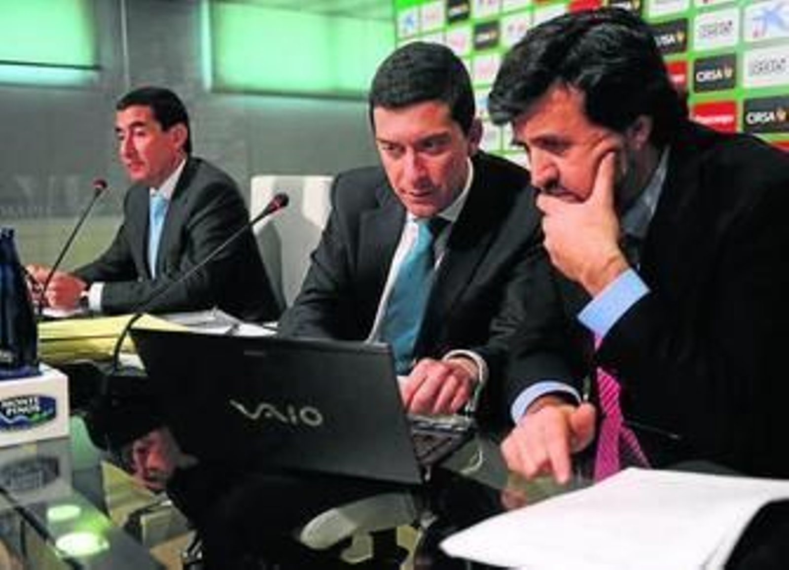 Los dos concursales investigados dialogan entre sí.