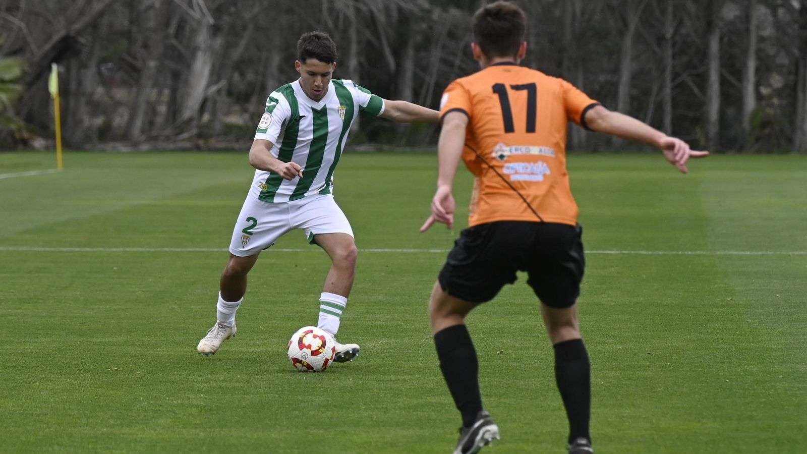 Vázquez (Córdoba B) conduce el balón en presencia de Ander (Pozoblanco). Vázquez (Córdoba B) conduce el balón en presencia de Ander (Pozoblanco).