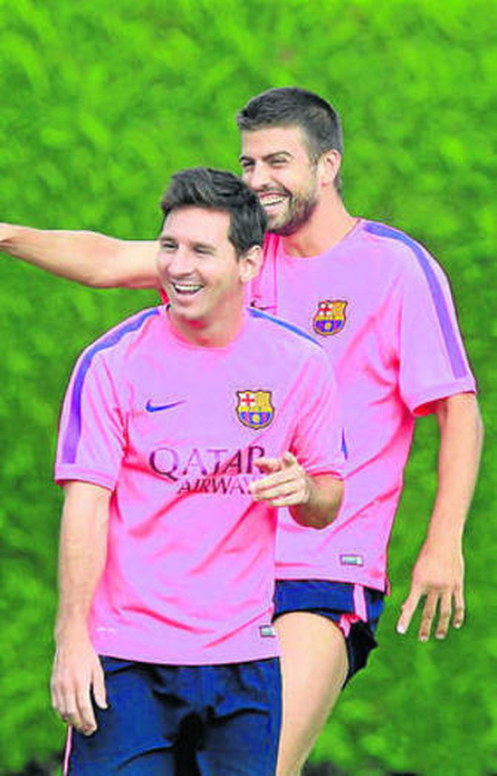 Messi y Piqué ríen en la sesión.