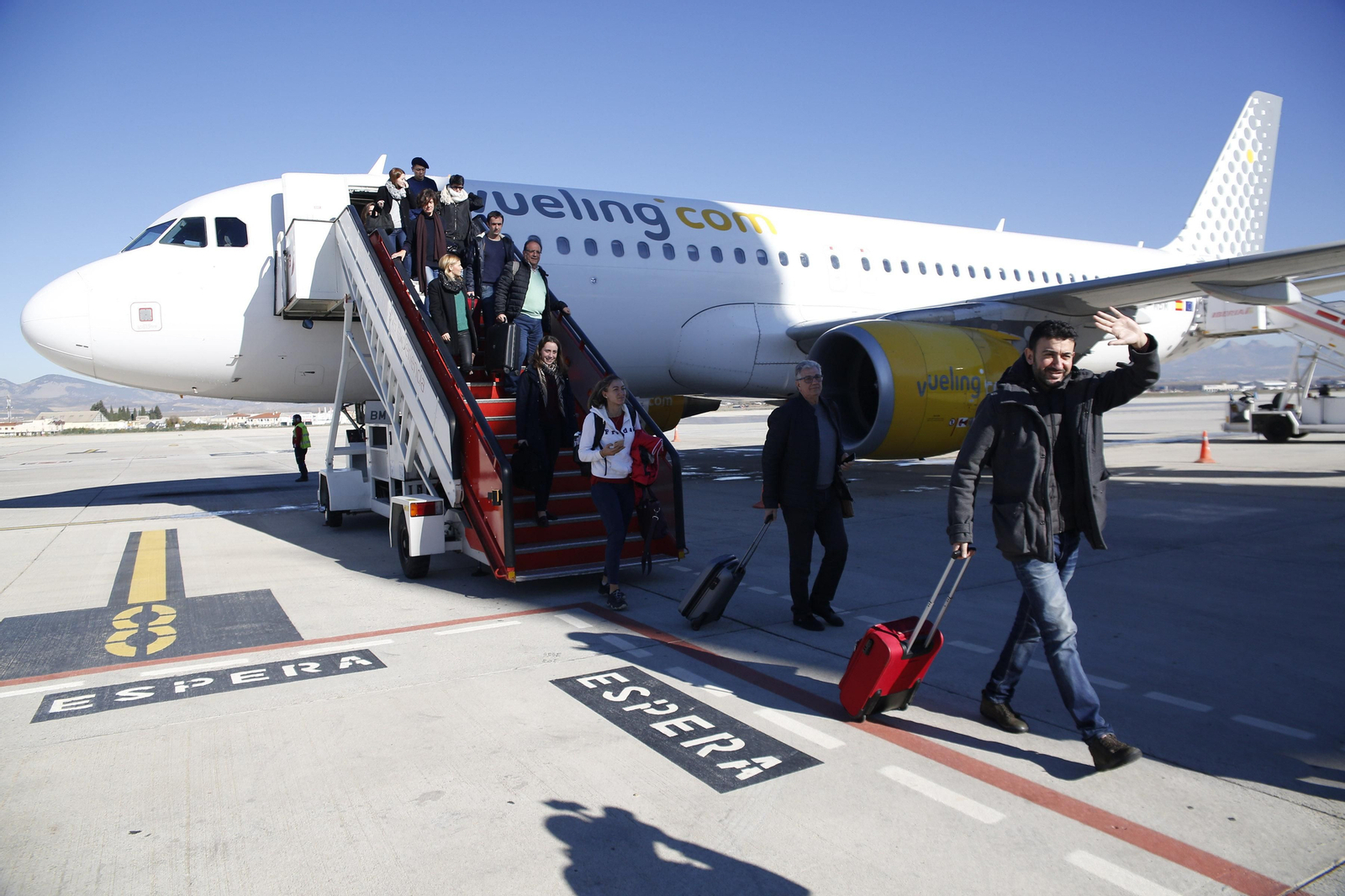 Pasajeros desembarcan de un avión de Vueling en el aeropuerto de Granada