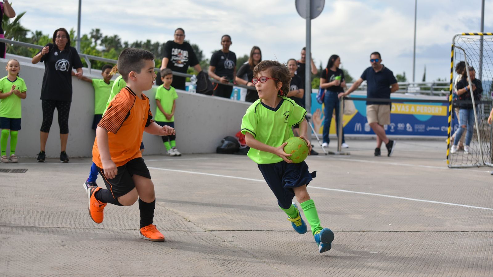 Las fotos de la I jornada de minibalonmano en el Puerta Europa de Algeciras