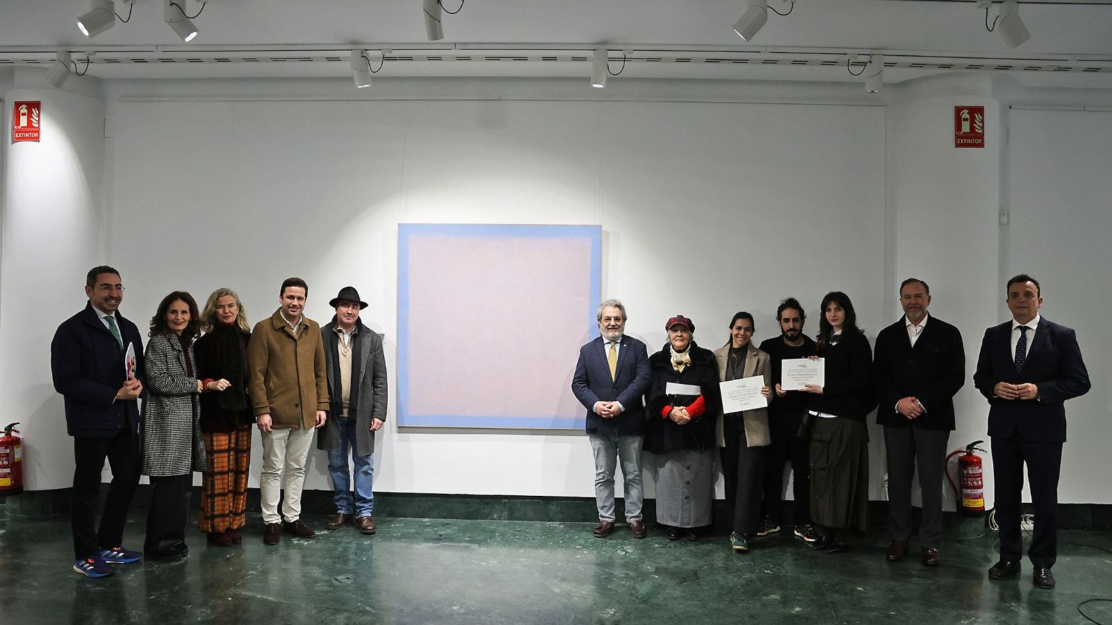 Foto de familia junto a la obra ganadora en la categoría de Pintura 'Imagen-tiempo', de Salvador Jiménez-Donaire.