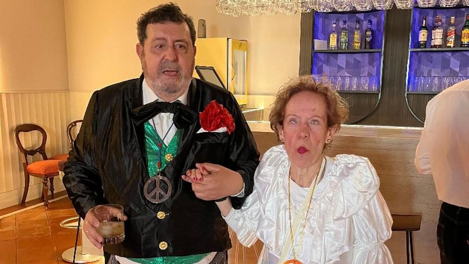 Los anfitriones Manolo Viva y Maribel Garaboa durante la celebración de sus 25 años de matrimonio.
