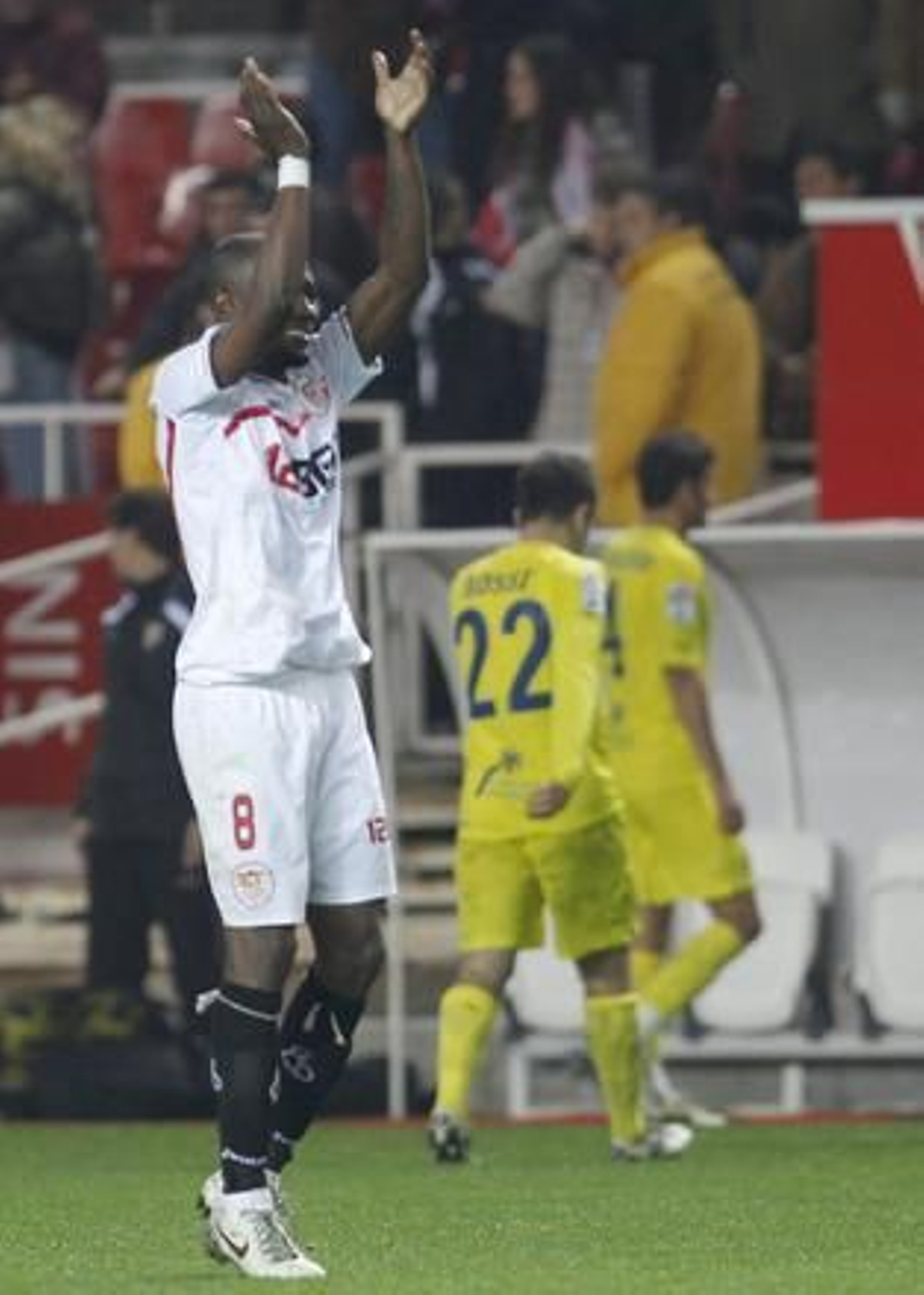 El Sevilla celebra la vuelta de Sergio Sánchez a los terrenos de juego con el pase a las semifinales de Copa del Rey ante el Villarreal (3-0). / EFE