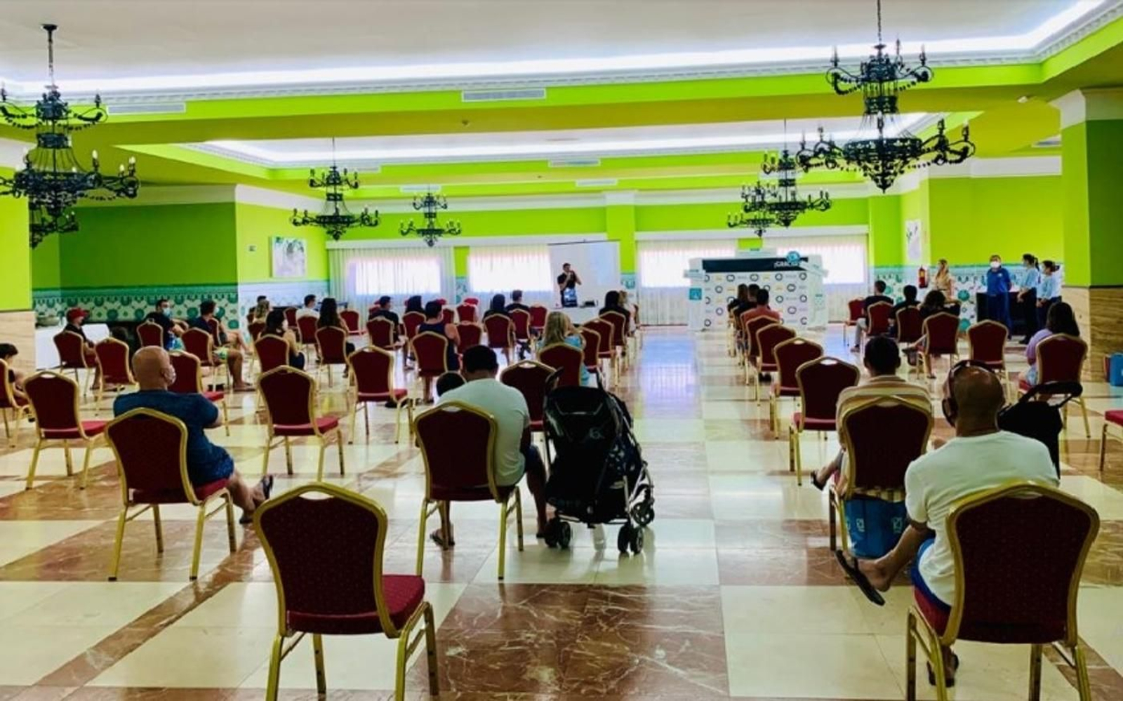 Algunos de los ganadores del sorteo que han disfrutado de noches gratuitas por su labor.