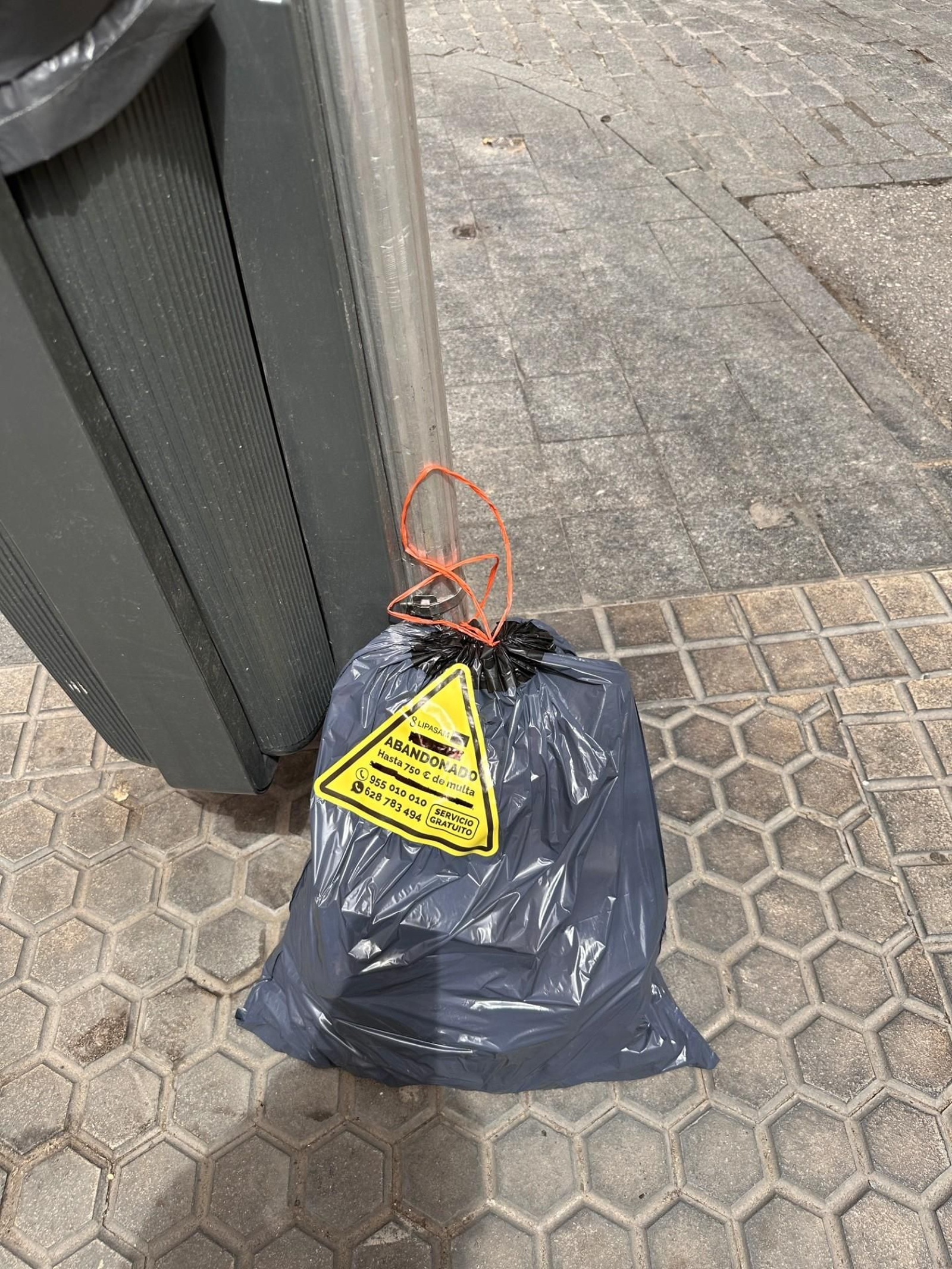 Una de las pegatinas que advierte de las consecuencias de abandonar las bolsas.