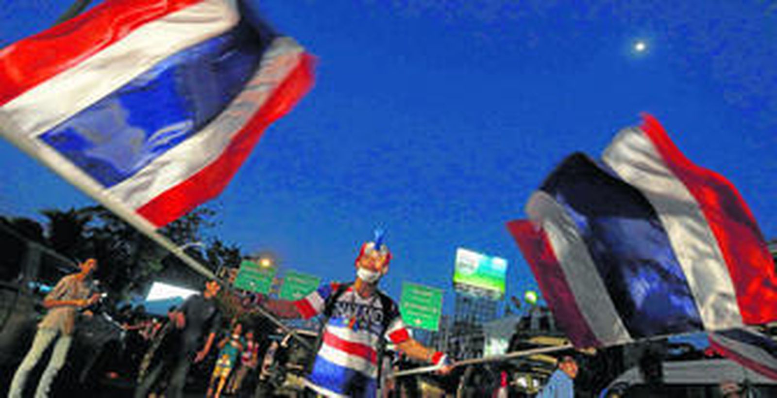 Manifestante opositor durante una manifestación de automóviles que bloqueó el tráfico en Bangkok en la noche del sábado.