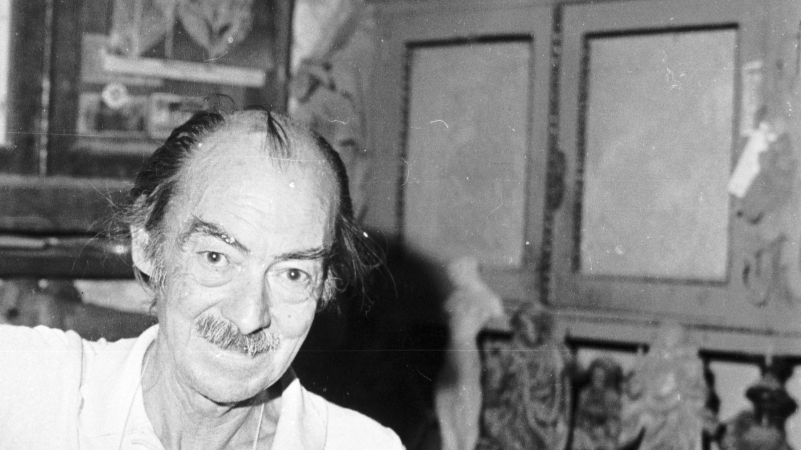 Luis Ortega Bru en posa en el taller de Guzmán Bejarano