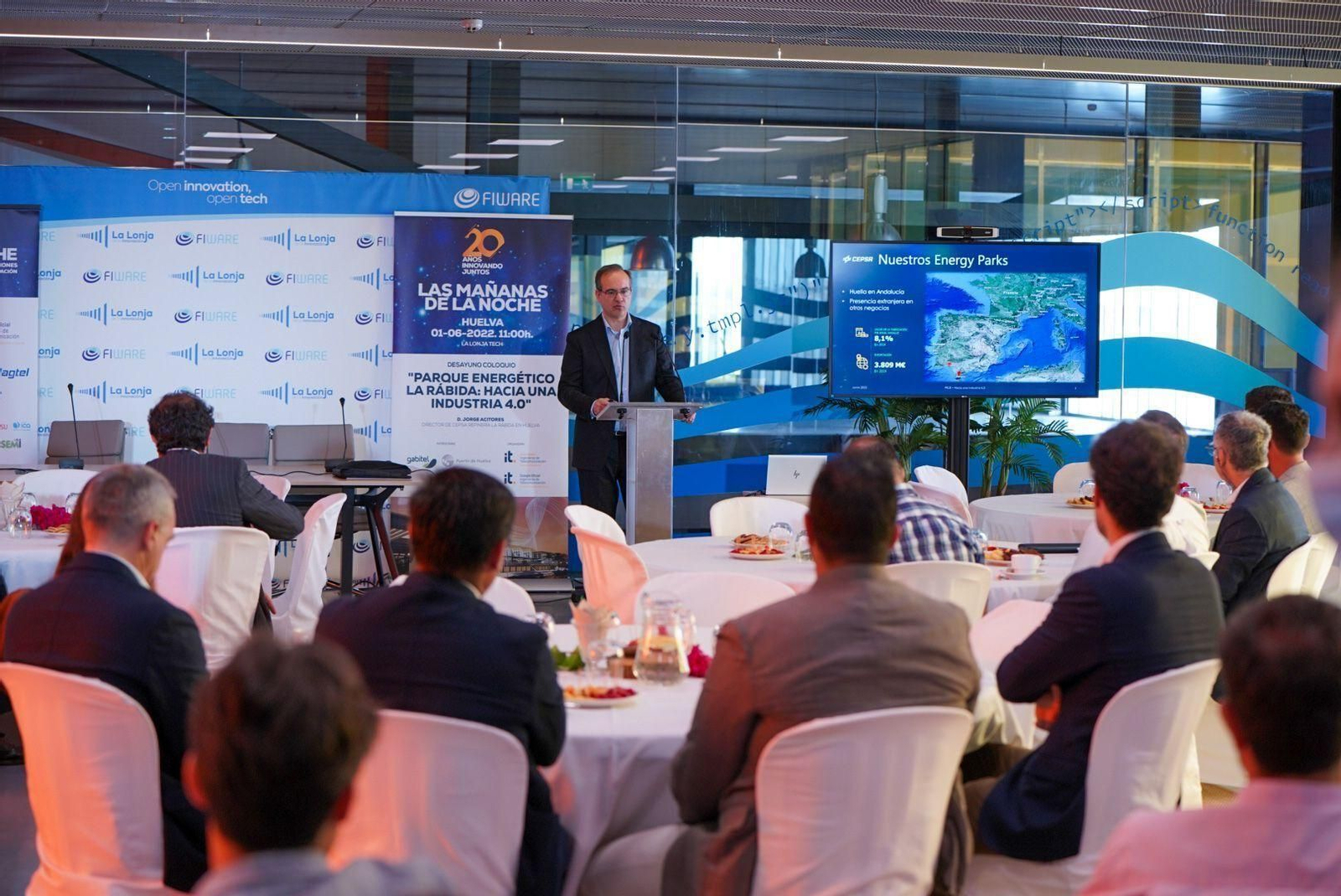 El director de la refinería de Cepsa durante su intervención en el nodo tecnológico de la lonja del Puerto de Huelva.