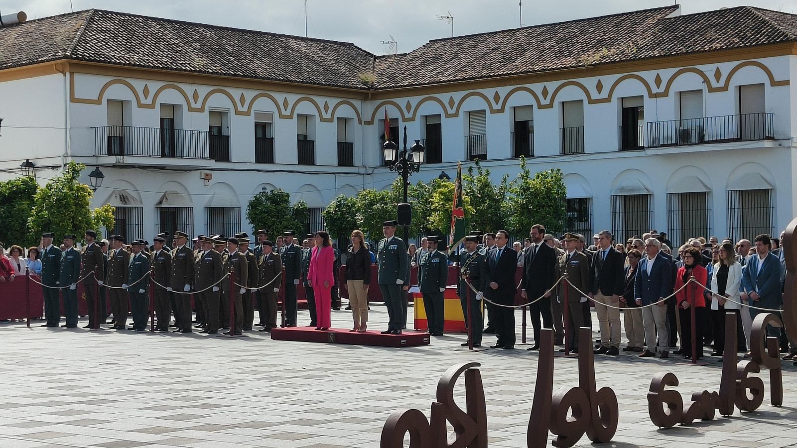 Las autoridades, en la Plaza Mayor de Andalucía de Palma del Río.