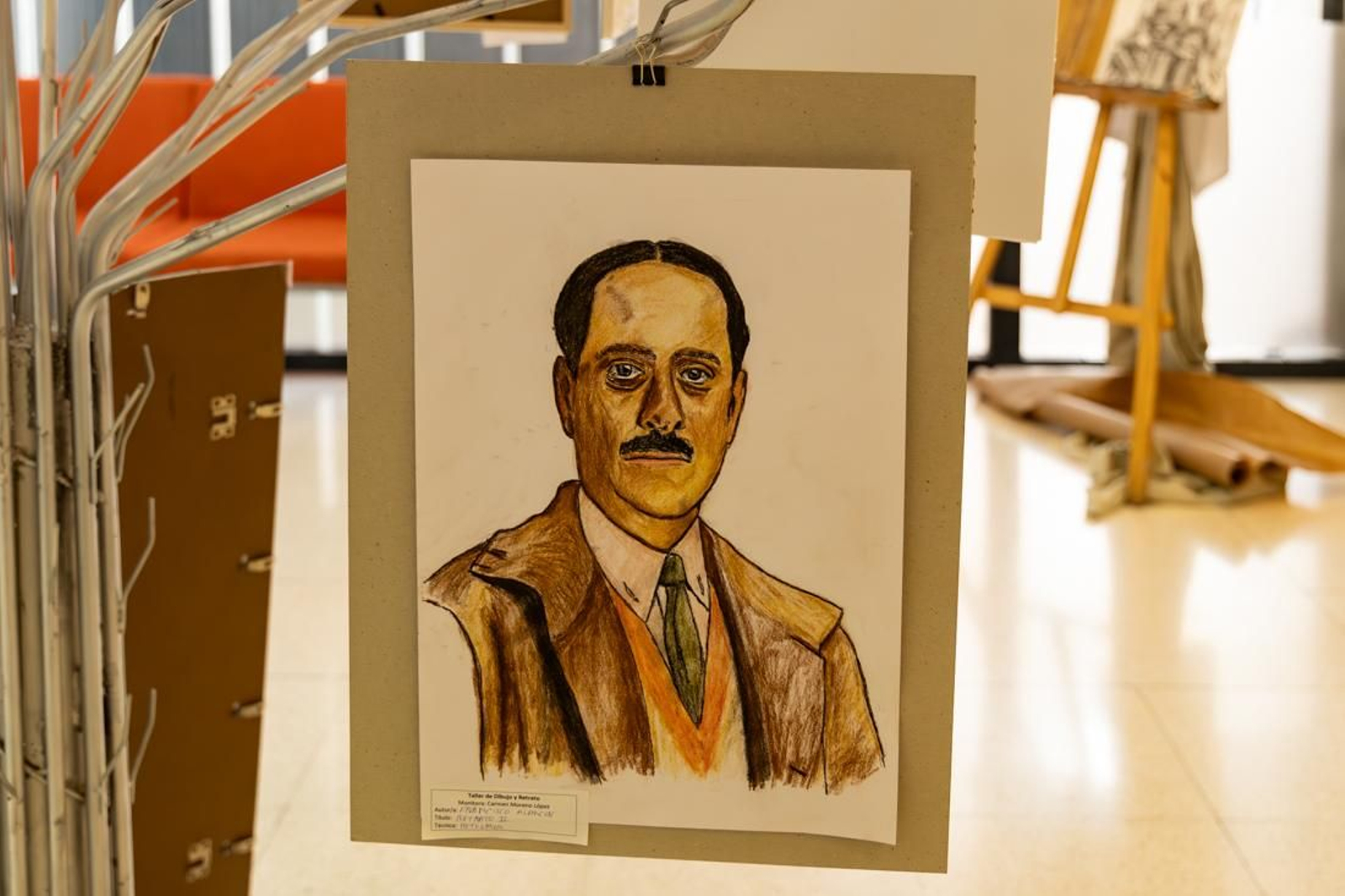 Carmen Moreno es la monitora al cargo de estos grupos que utilizan varias técnicas pictóricas. Los trabajos de pintura y fotografía de la Universidad Popular se exponen en la Sabetay
