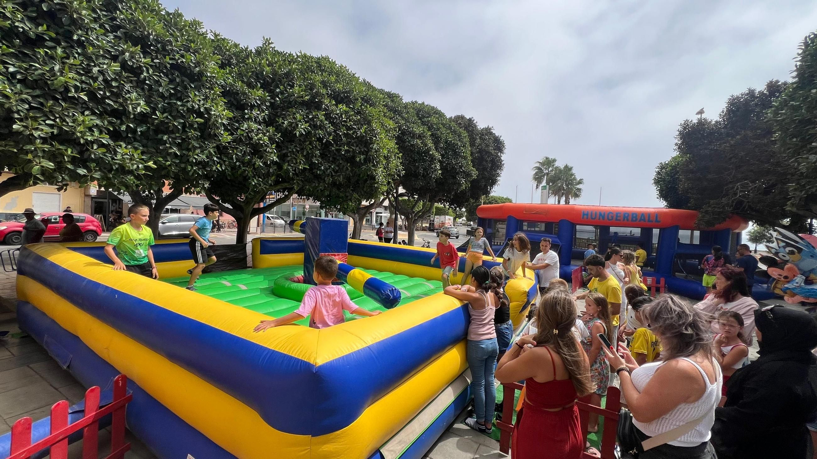 La procesión de la Virgen del Mar por las calles de Adra, en imágenes