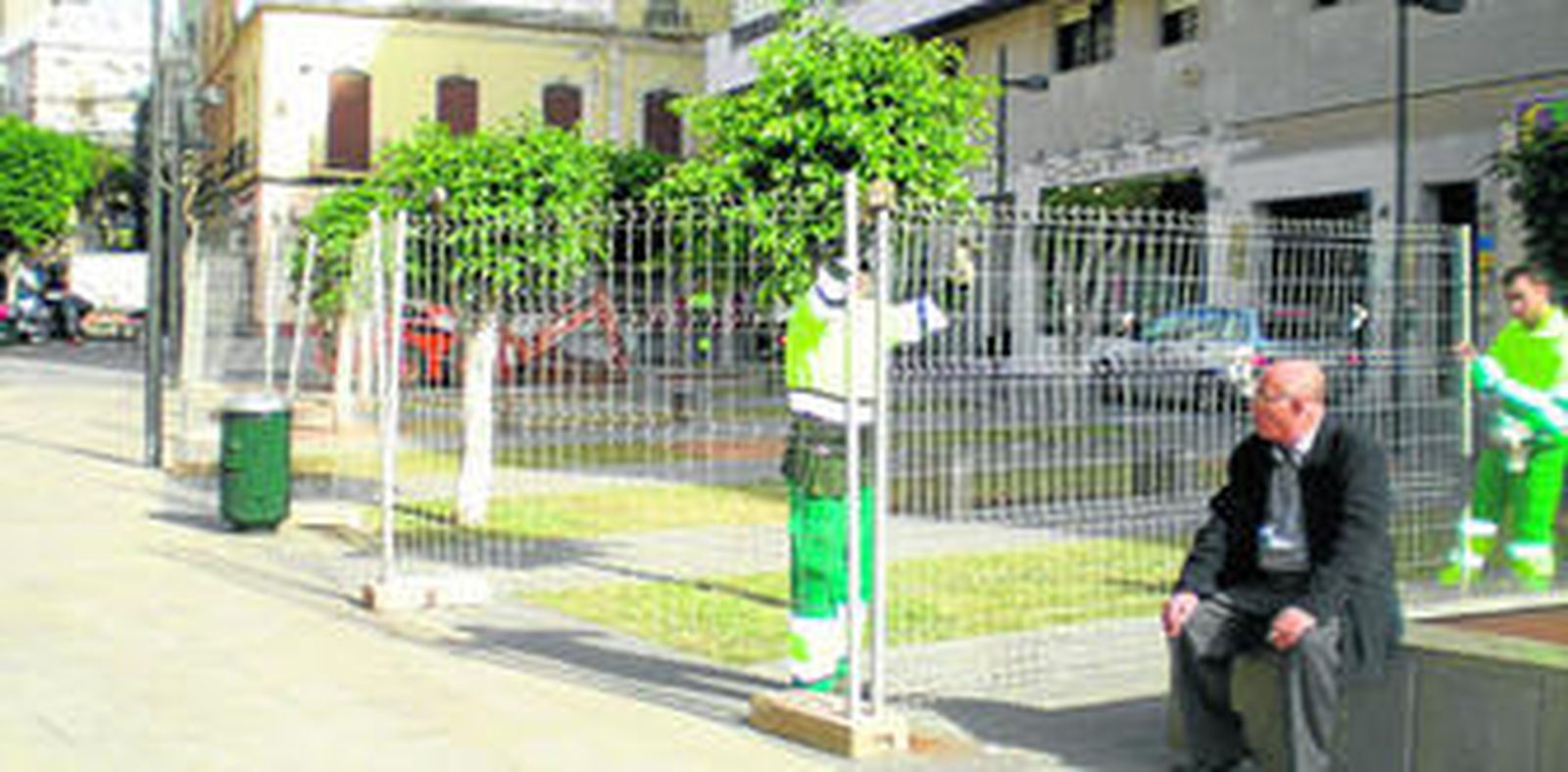 Una vecina contempla la zanja de 15 centímetros.