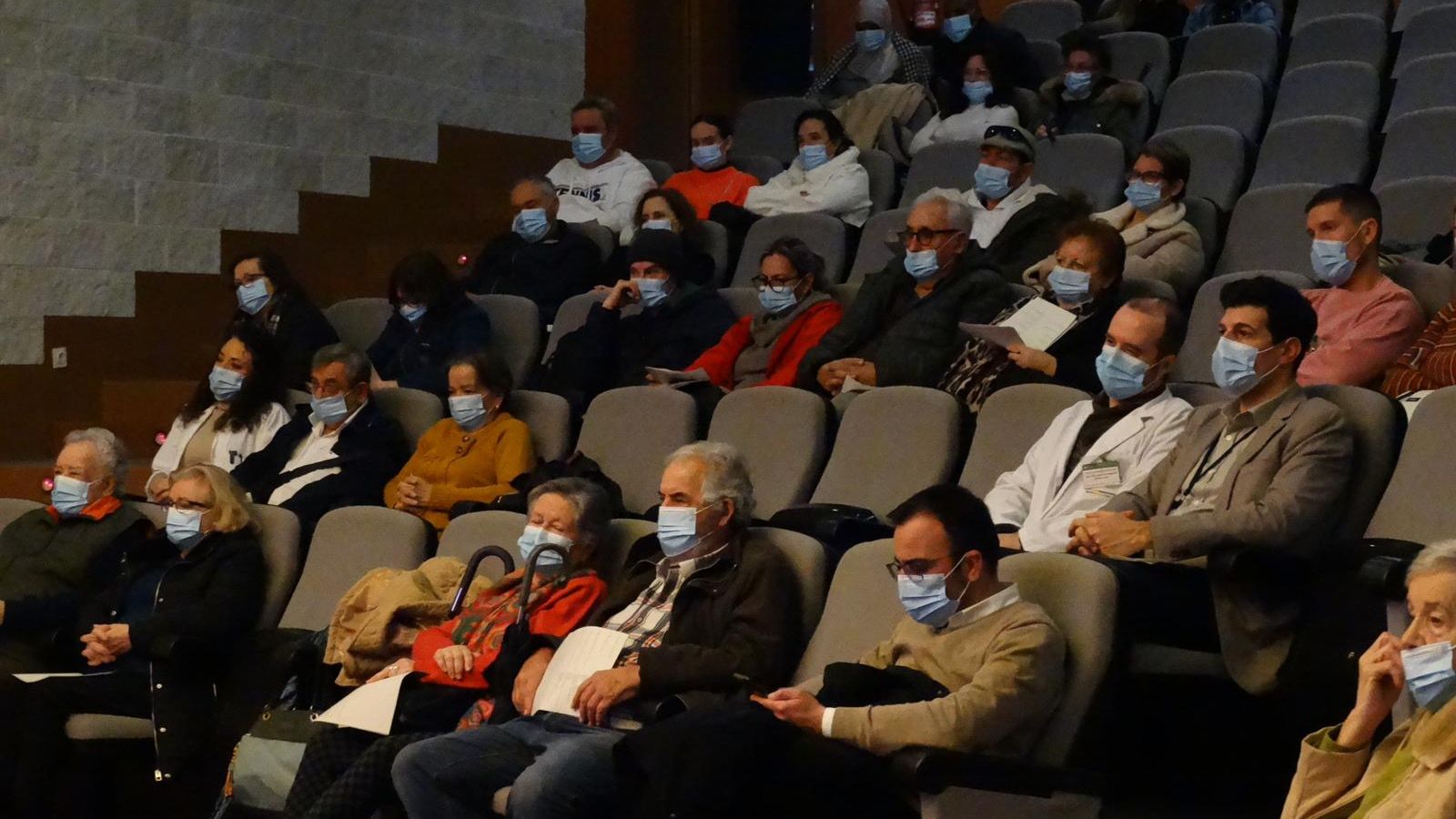 Asistentes a la presentación de la escuela de ictus, este martes en el salón de actos del hospital Juan Ramón Jiménez.