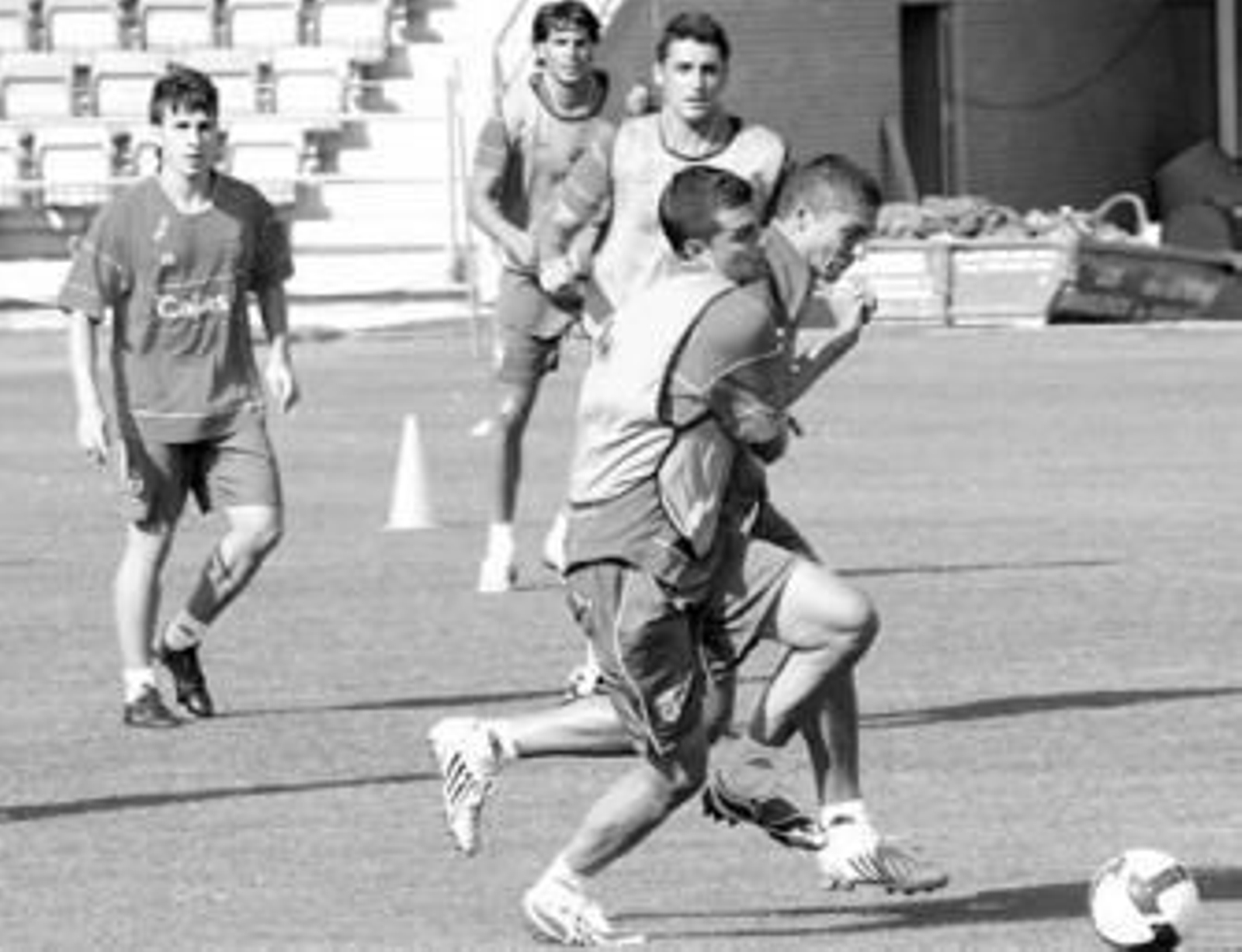 Jesús Vázquez presiona a uno de los jóvenes valores del Recreativo de Huelva ayer en el Nuevo Colombino.